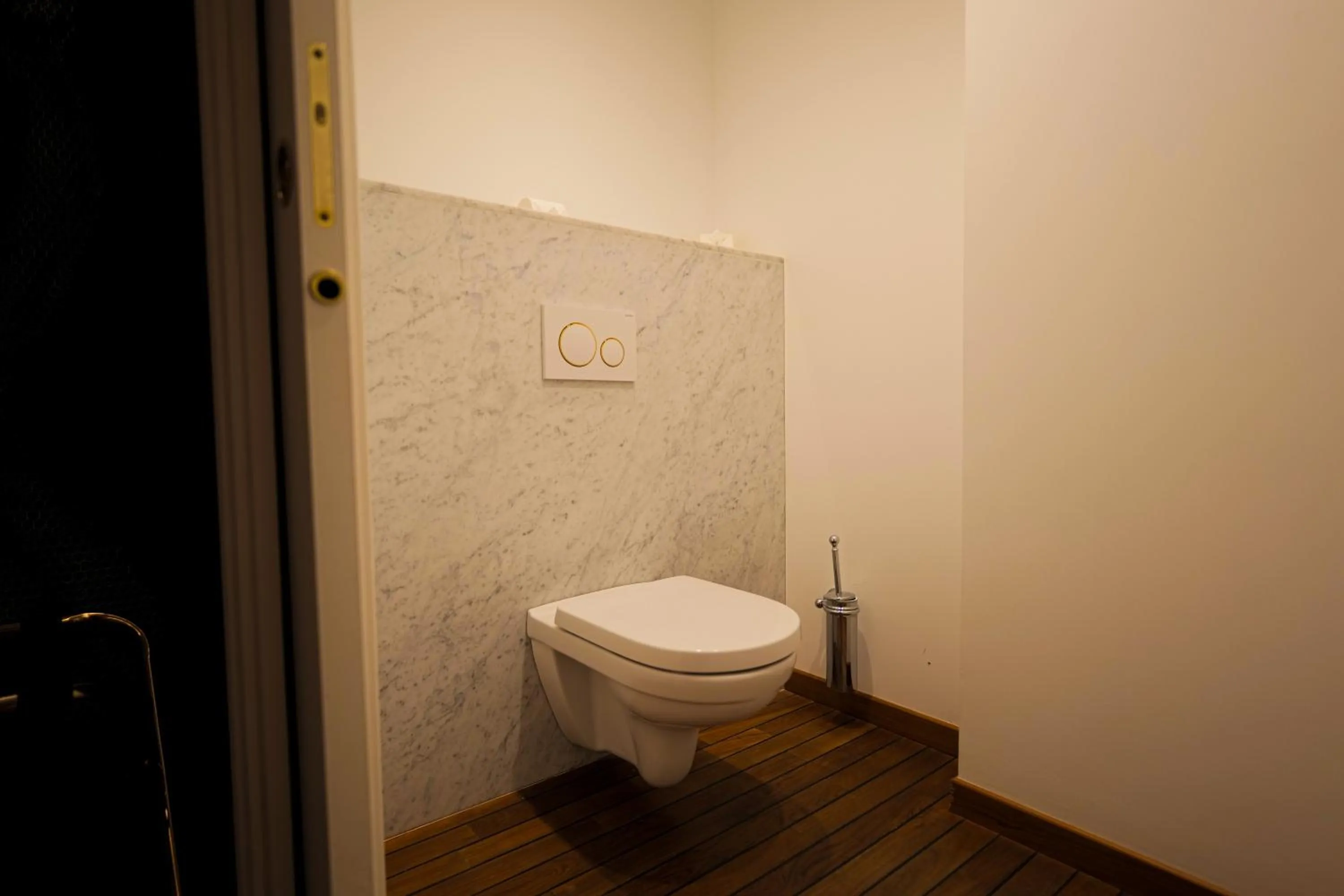 Toilet in Hôtel Merveilleux Côté Mer