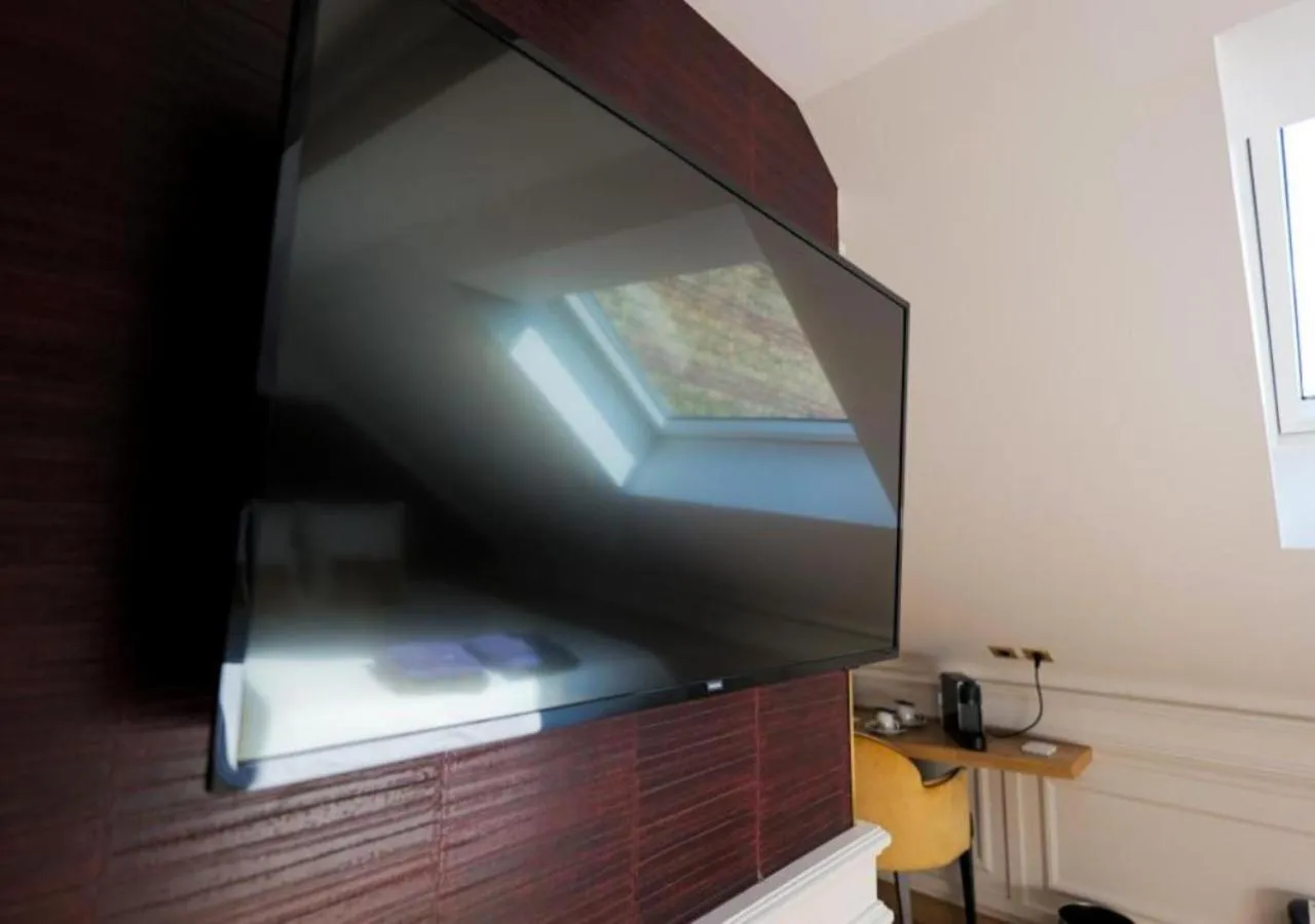 TV and multimedia in Hôtel Merveilleux Côté Mer