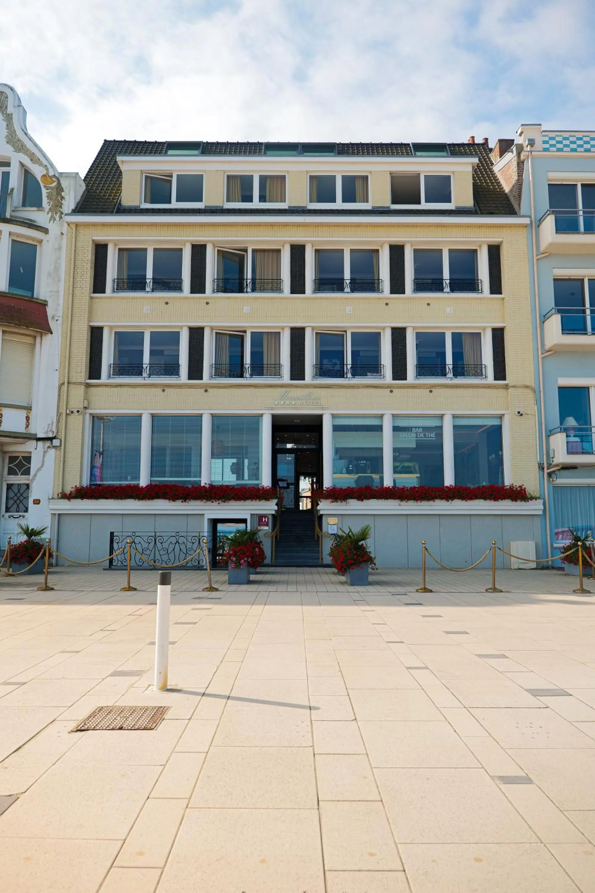Property building in Hôtel Merveilleux Côté Mer