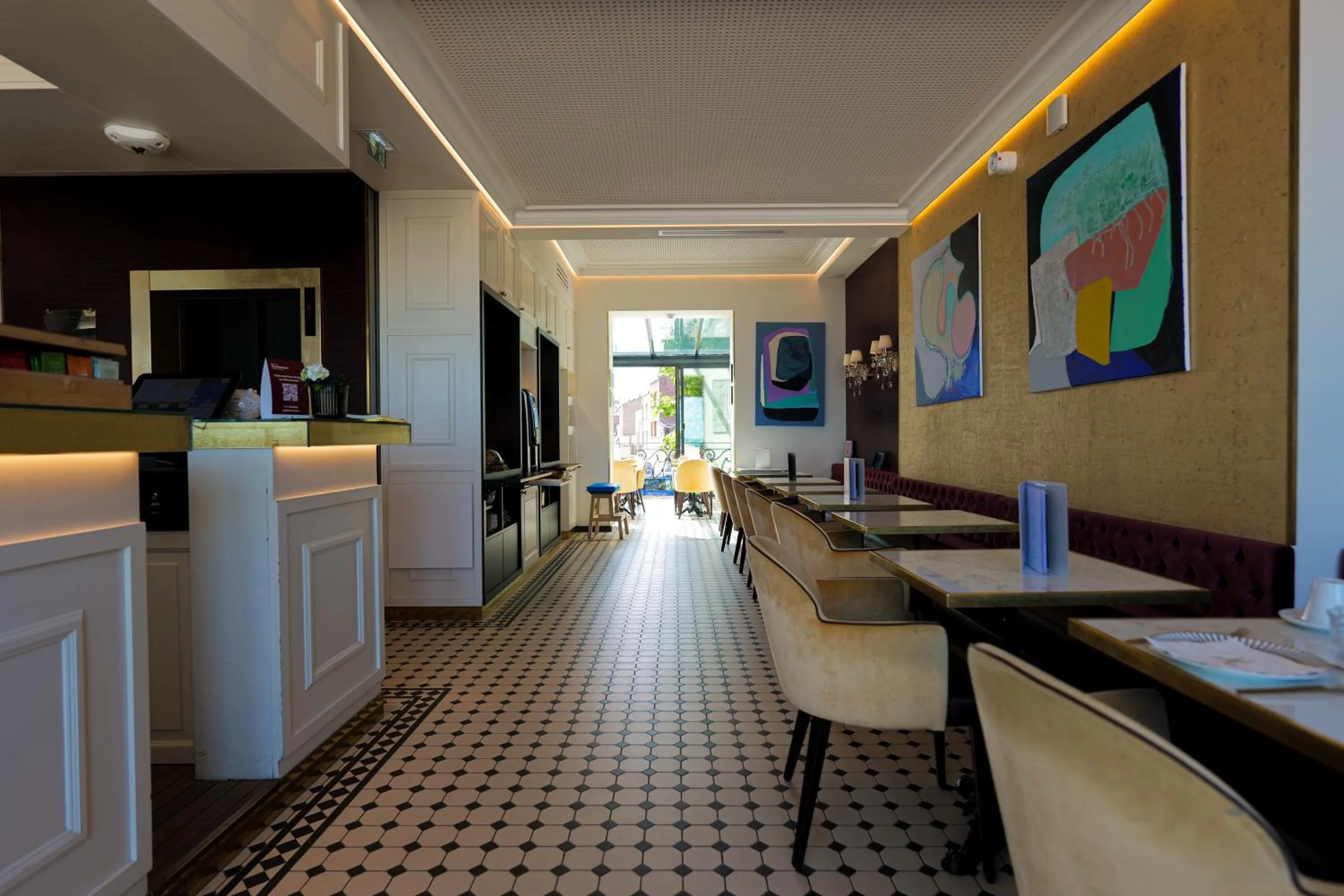 Lounge or bar in Hôtel Merveilleux Côté Mer