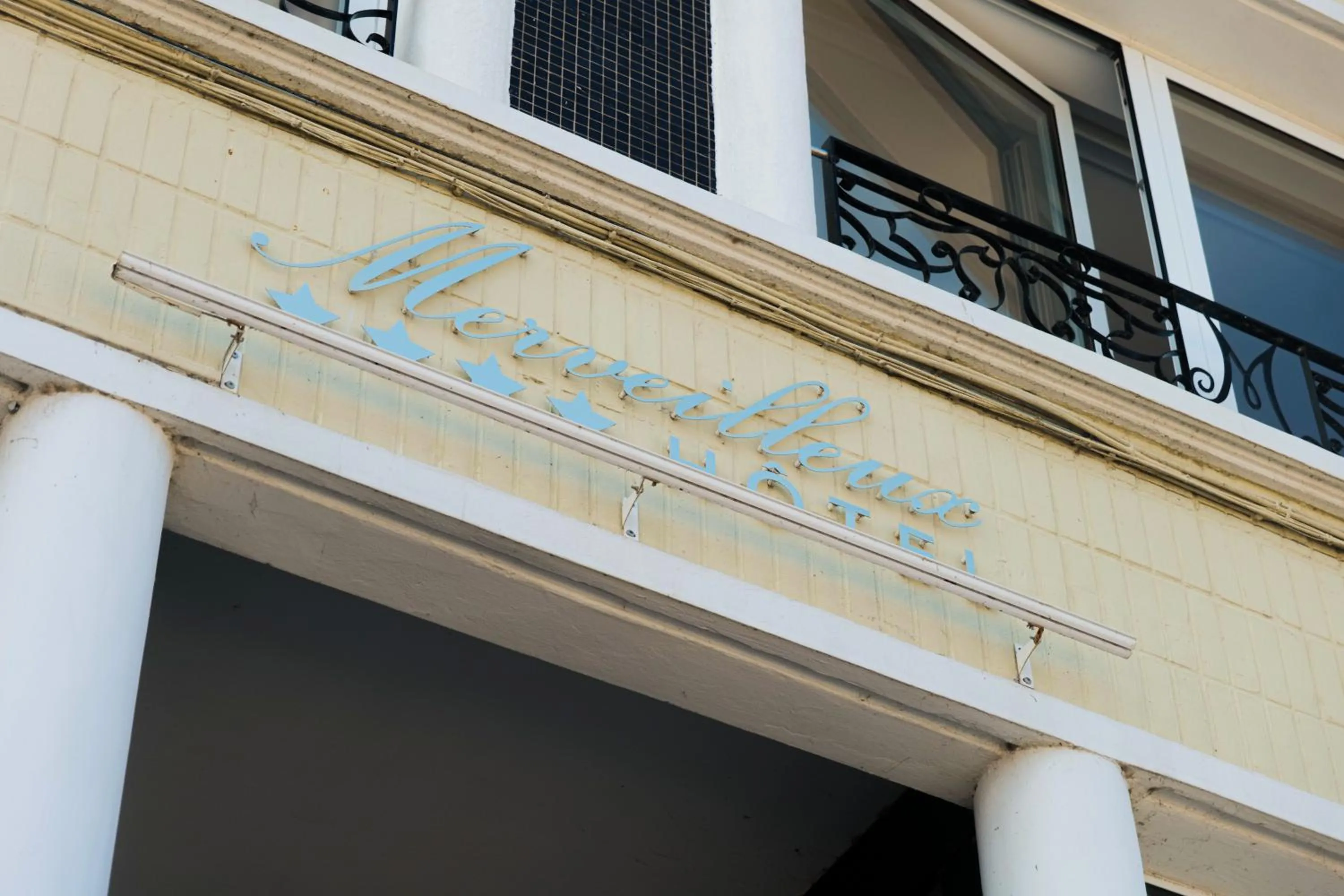 Property building in Hôtel Merveilleux Côté Mer