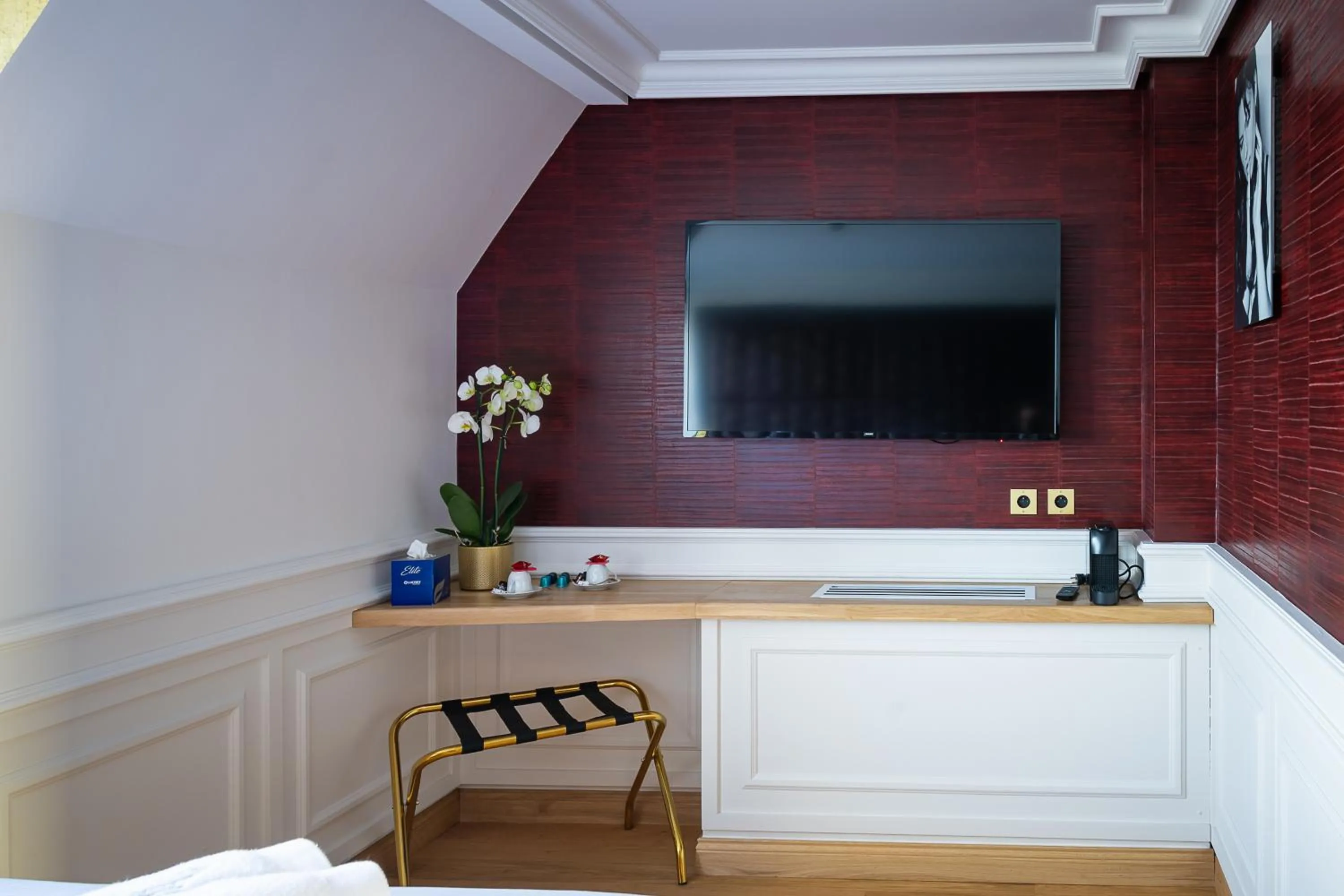 TV and multimedia in Hôtel Merveilleux Côté Mer