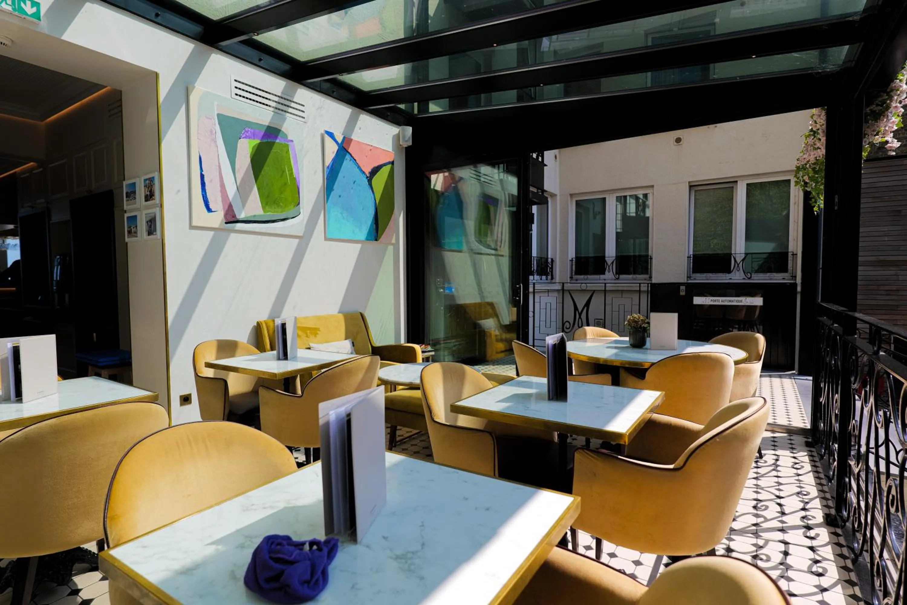 Lounge or bar in Hôtel Merveilleux Côté Mer