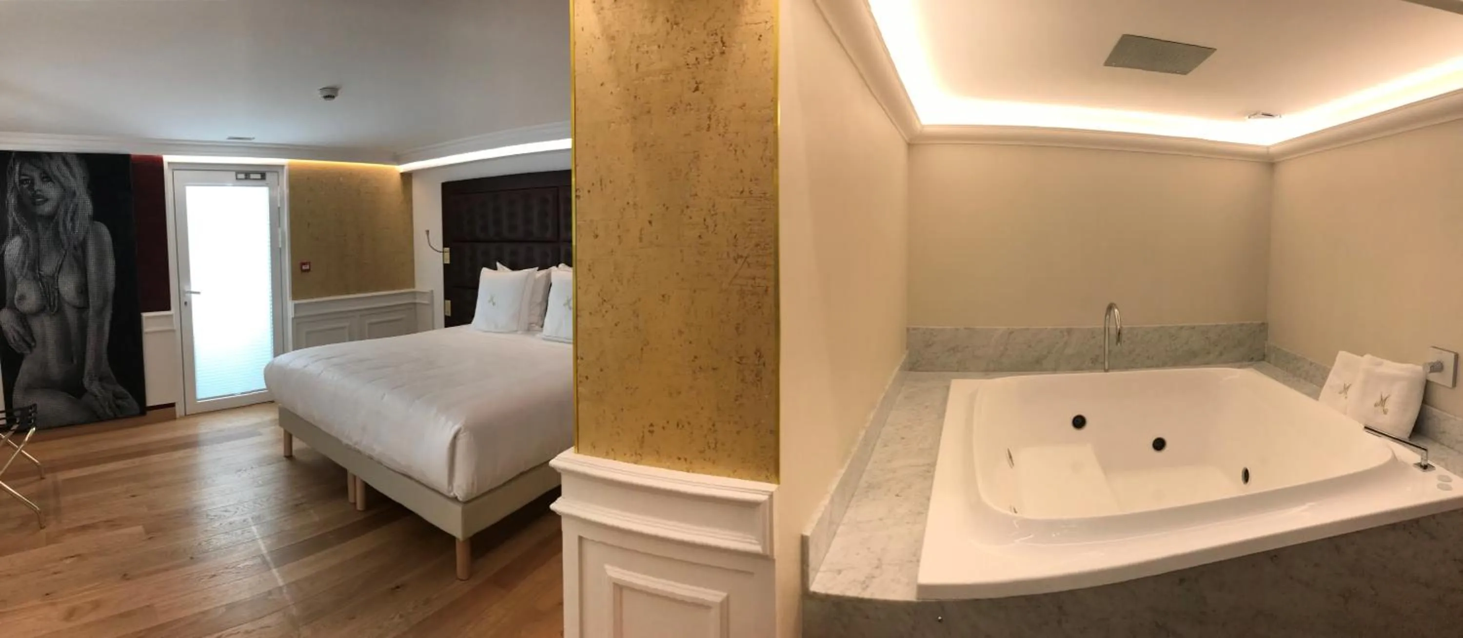 Photo of the whole room, Bed in Hôtel Merveilleux Côté Mer