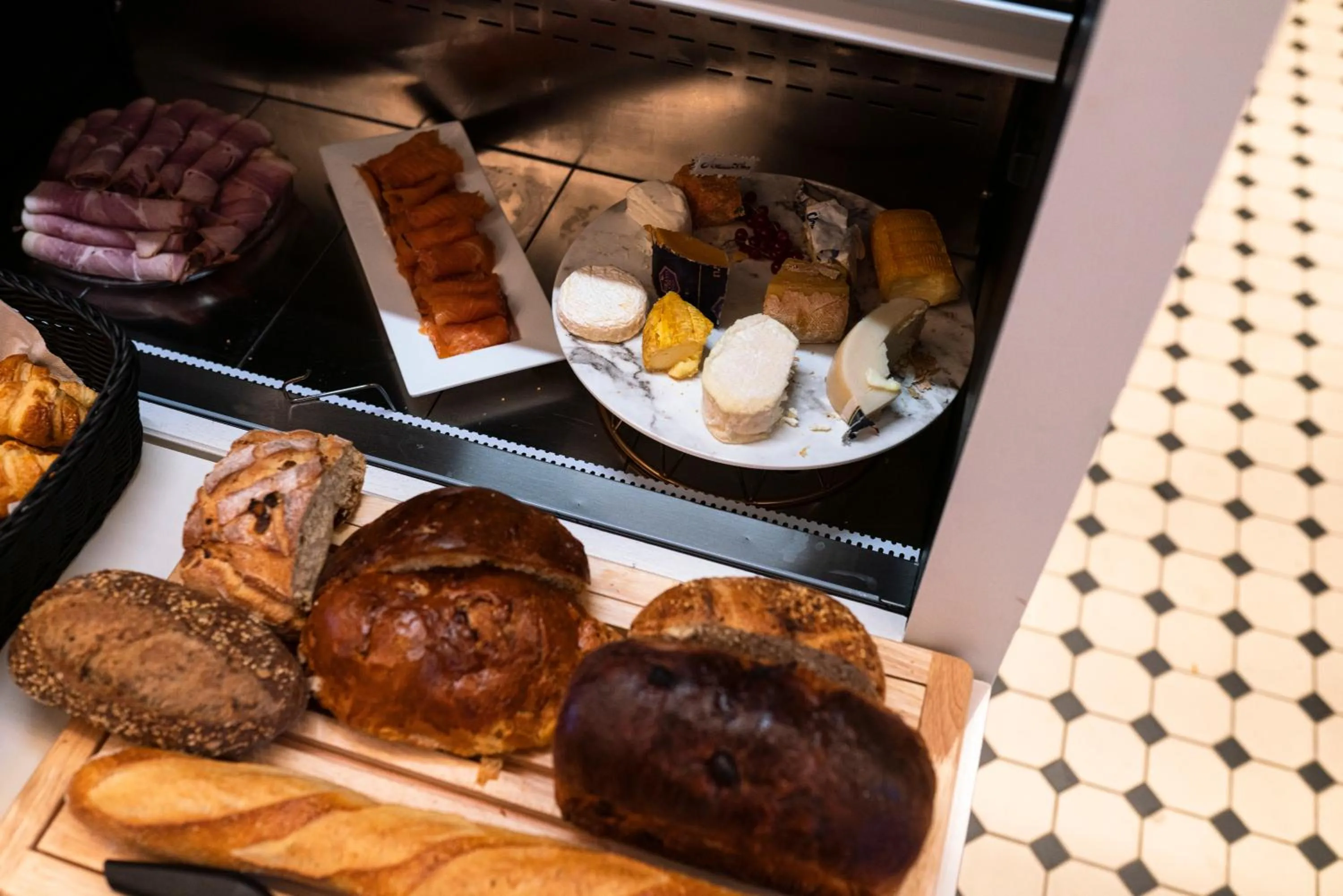 Food and drinks in Hôtel Merveilleux Côté Mer