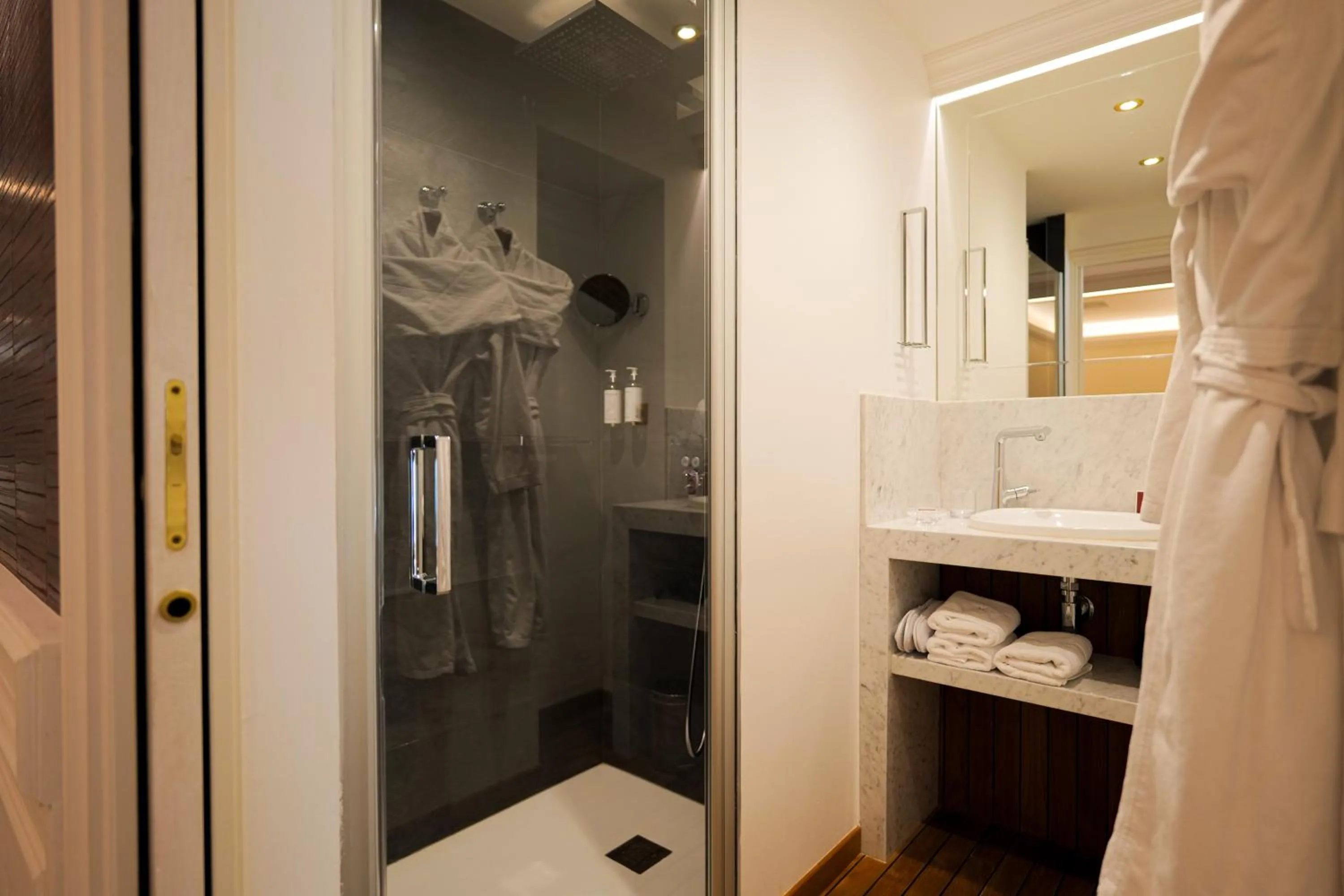 Shower in Hôtel Merveilleux Côté Mer