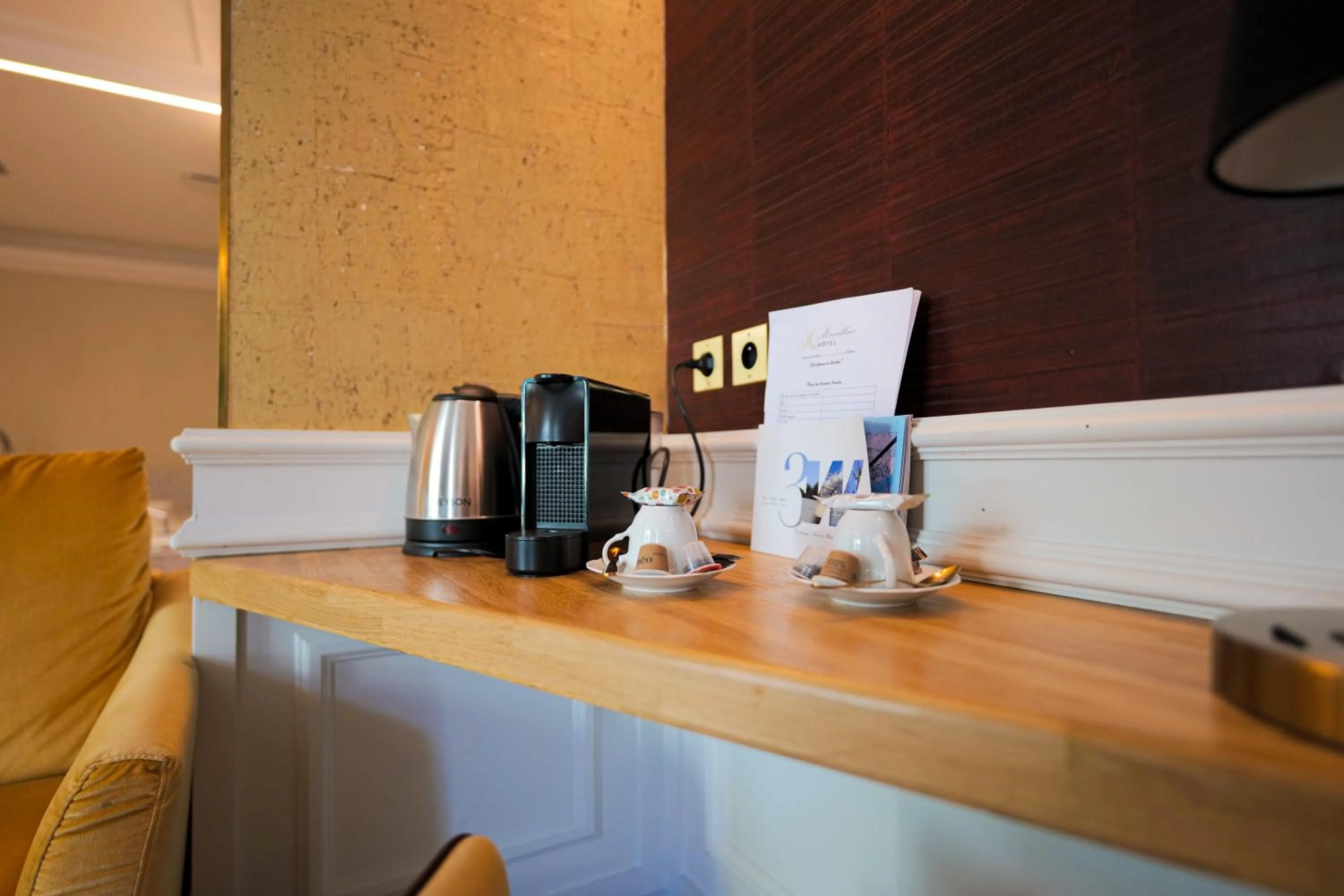 Coffee/tea facilities in Hôtel Merveilleux Côté Mer