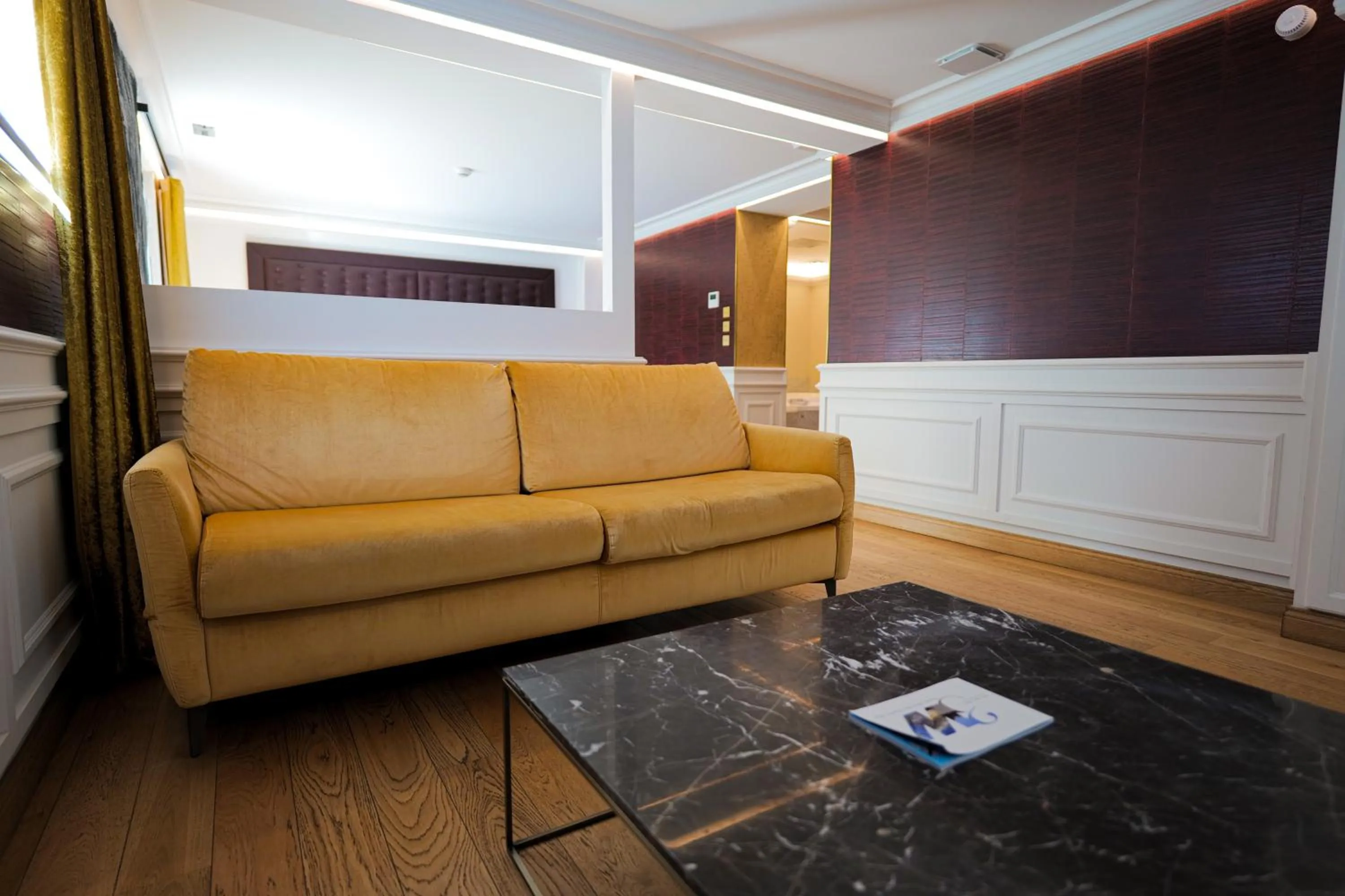 TV and multimedia in Hôtel Merveilleux Côté Mer