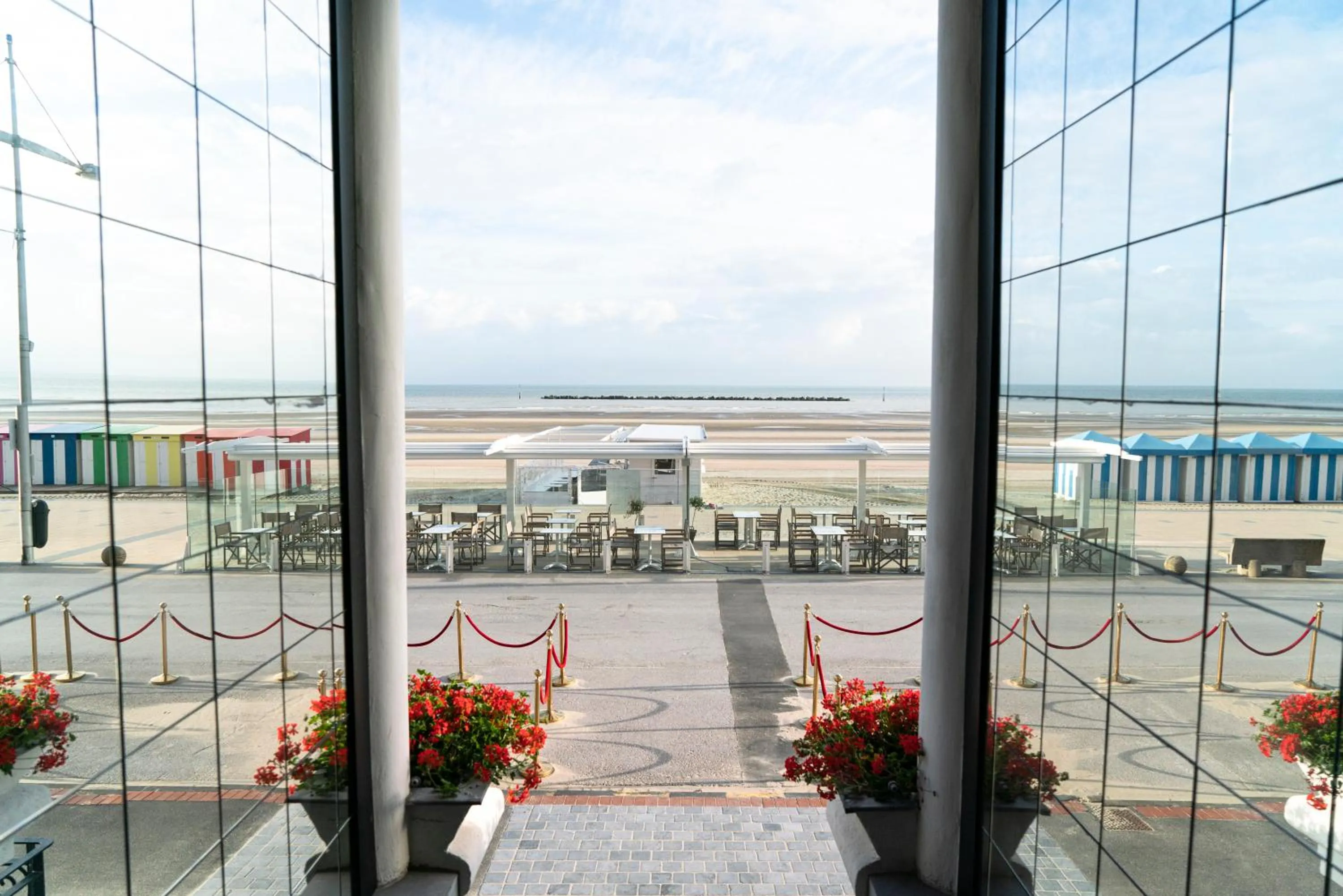 Facade/entrance in Hôtel Merveilleux Côté Mer