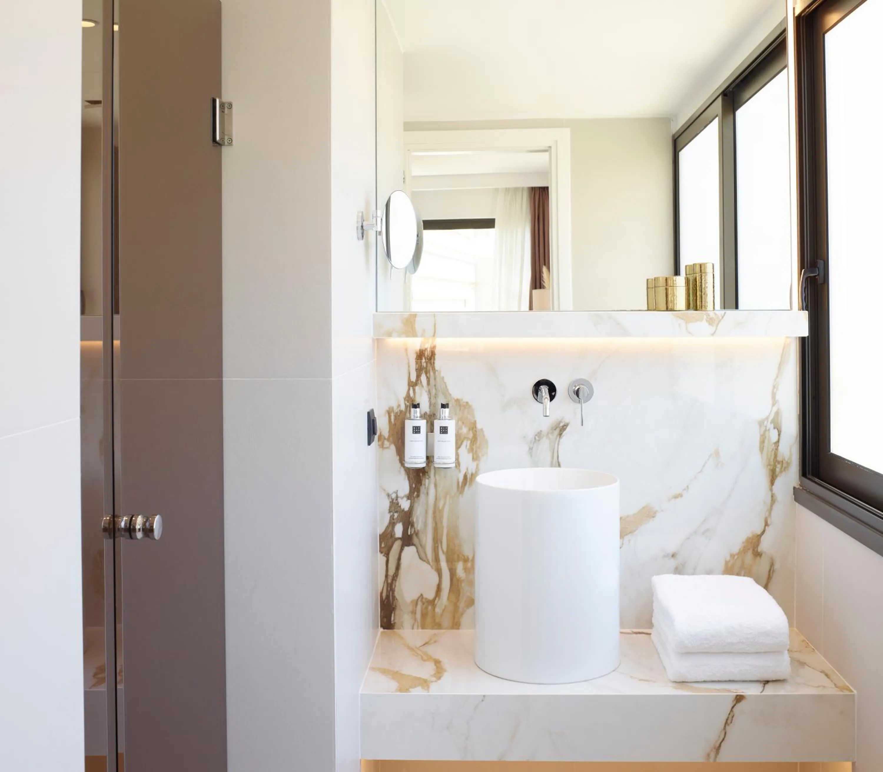 Bathroom in The Marblous Athens