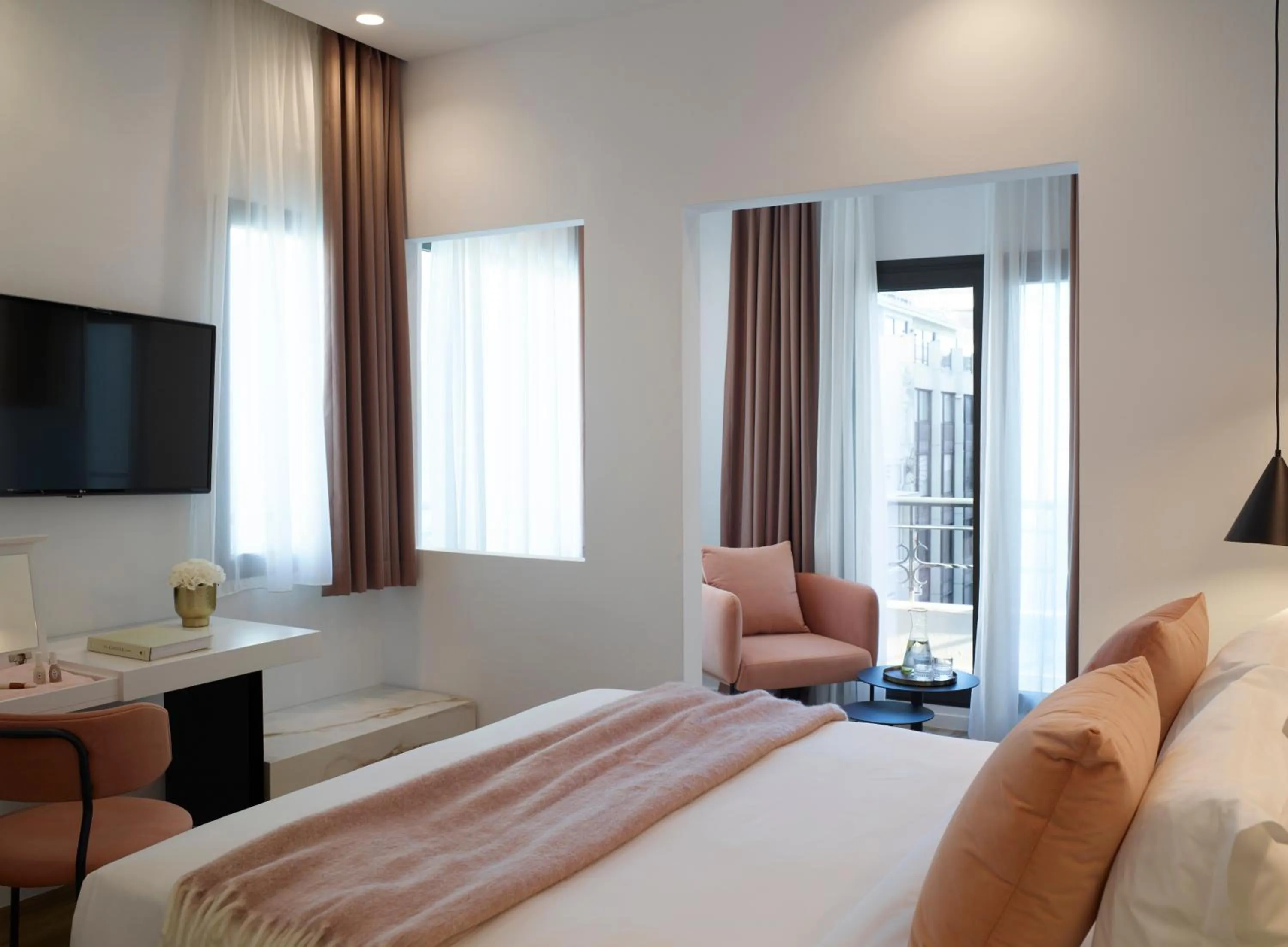 Photo of the whole room, Bed in The Marblous Athens