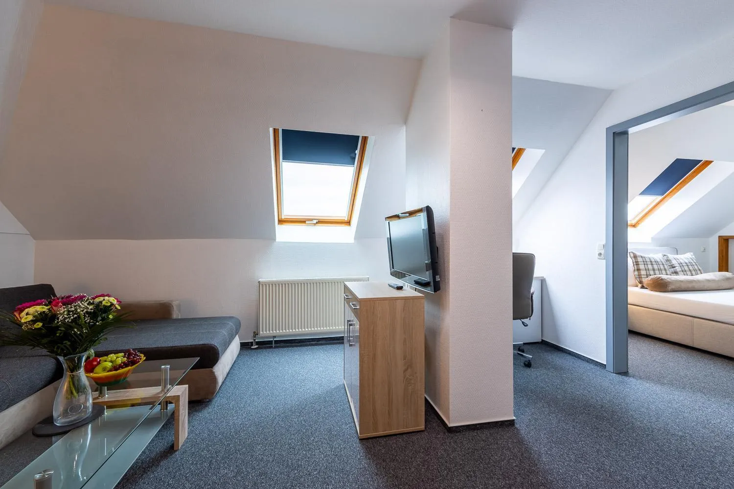 Living room, Bed in Trip Inn Kongresshotel Frankfurt-Rodgau