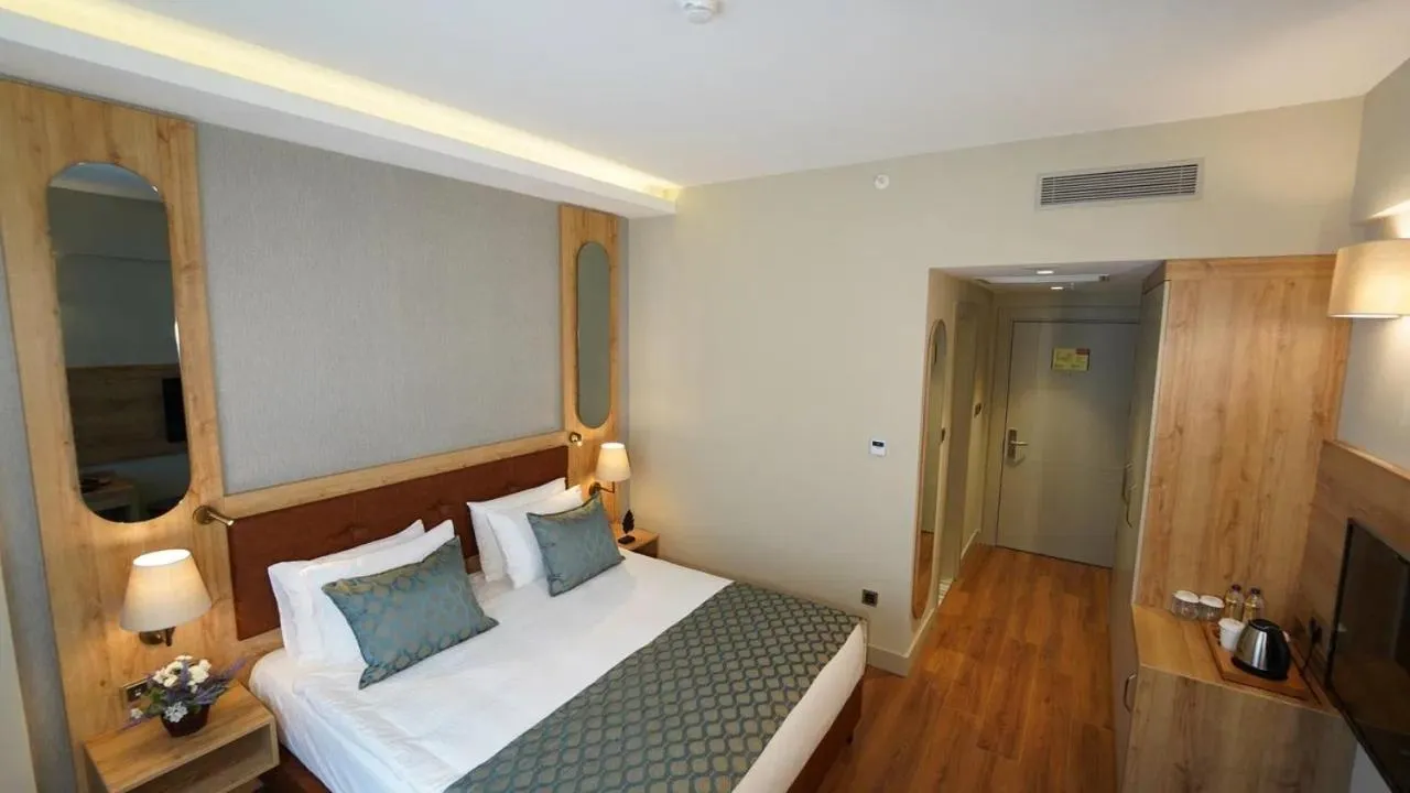 Photo of the whole room, Bed in Grand Sirkeci Hotel