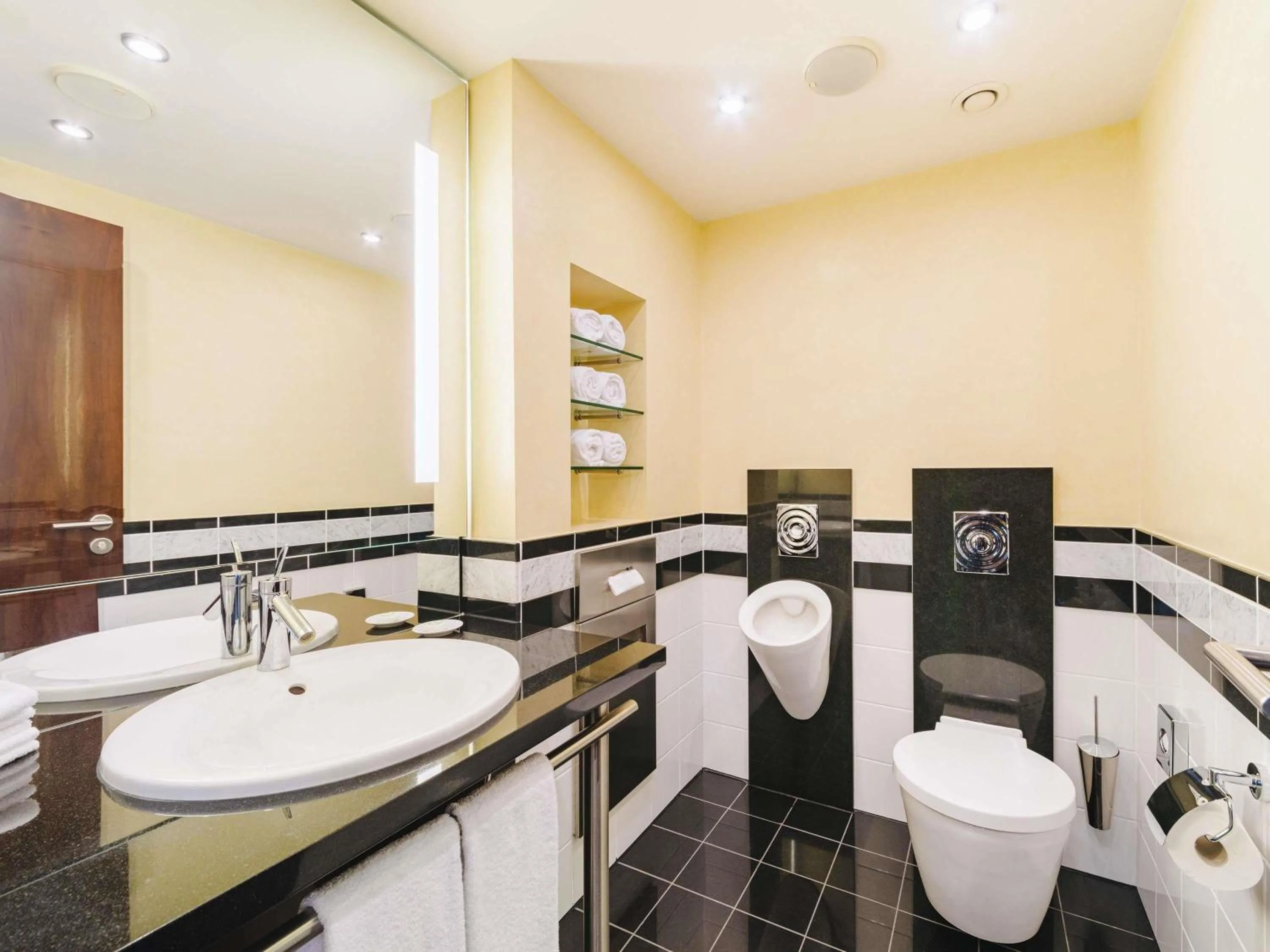 Bedroom in Pullman Berlin Schweizerhof