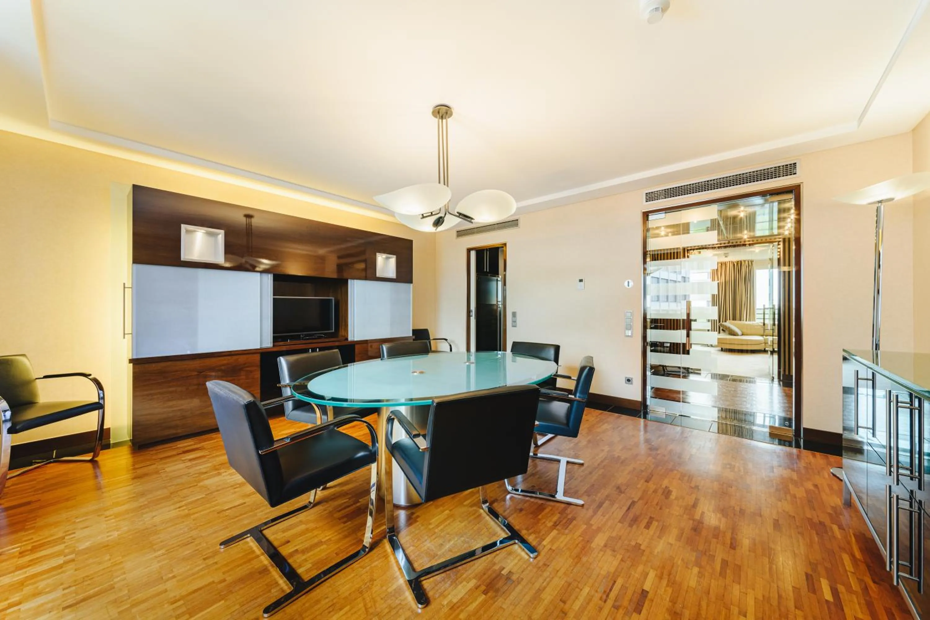 Dining area in Pullman Berlin Schweizerhof