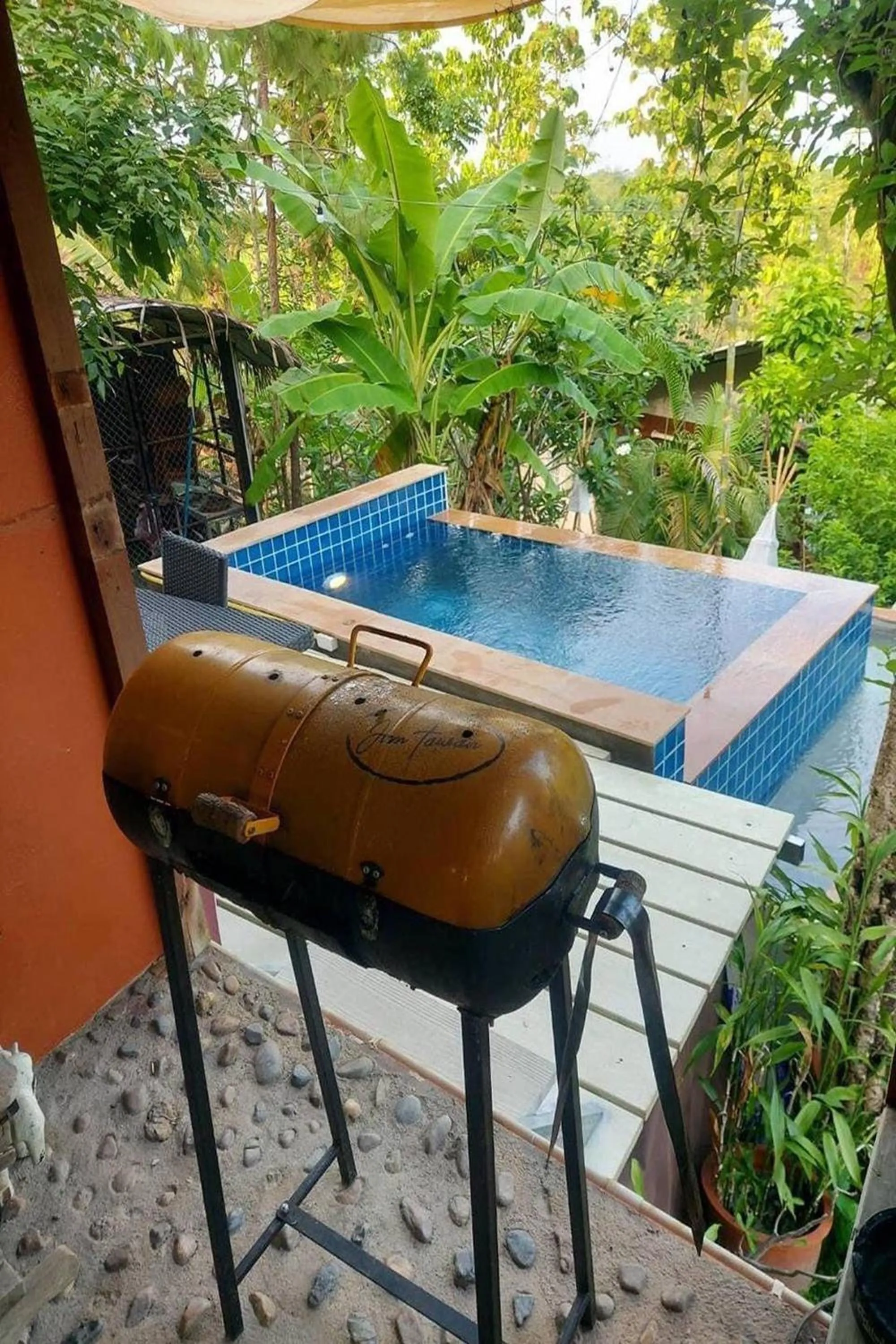 Swimming pool in Baansuan Chomchun