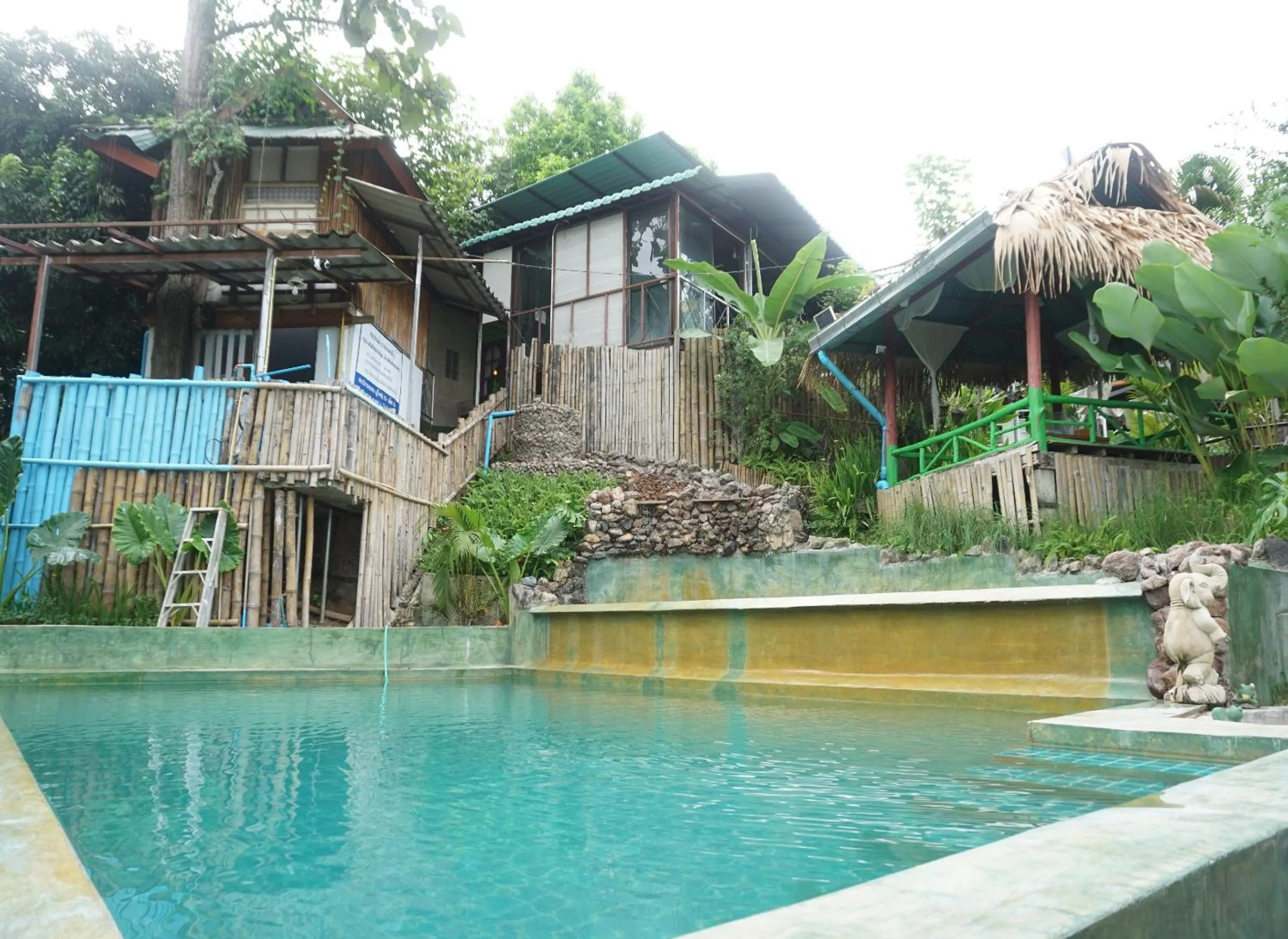 Swimming pool in Baansuan Chomchun