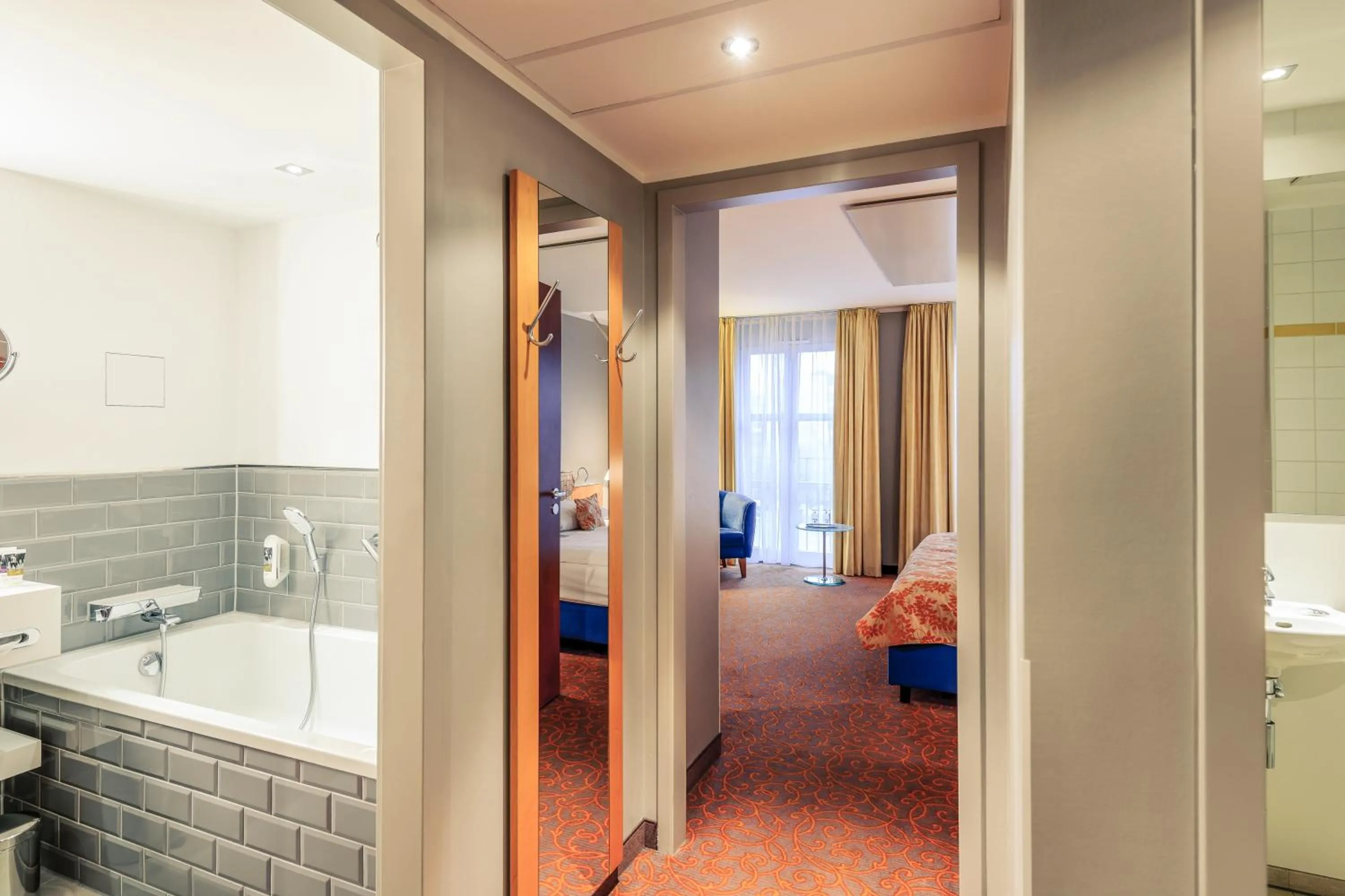 Bathroom, Bed in Mercure Hotel & Residenz Berlin Checkpoint Charlie