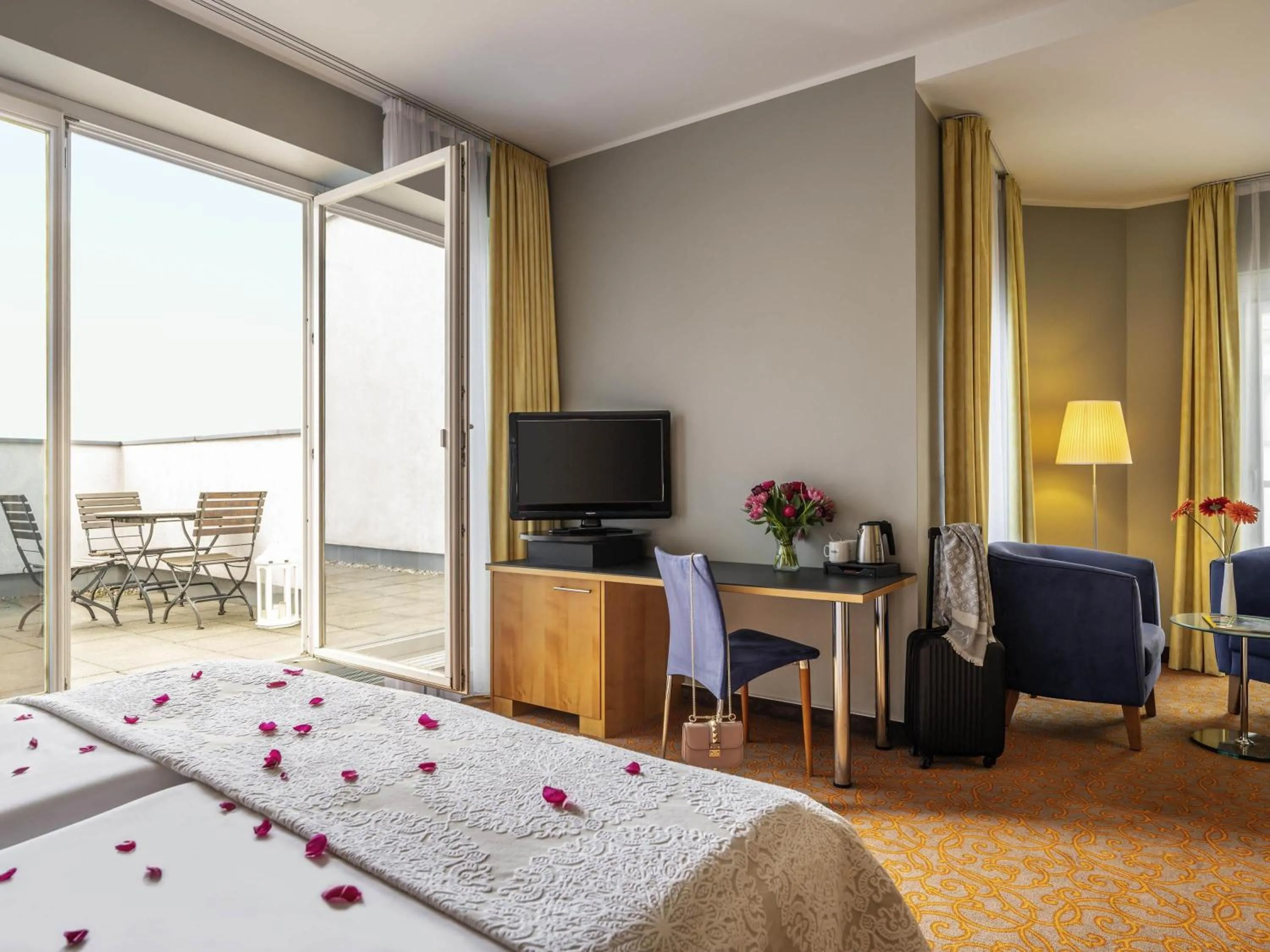 Bedroom, Bed in Mercure Hotel & Residenz Berlin Checkpoint Charlie