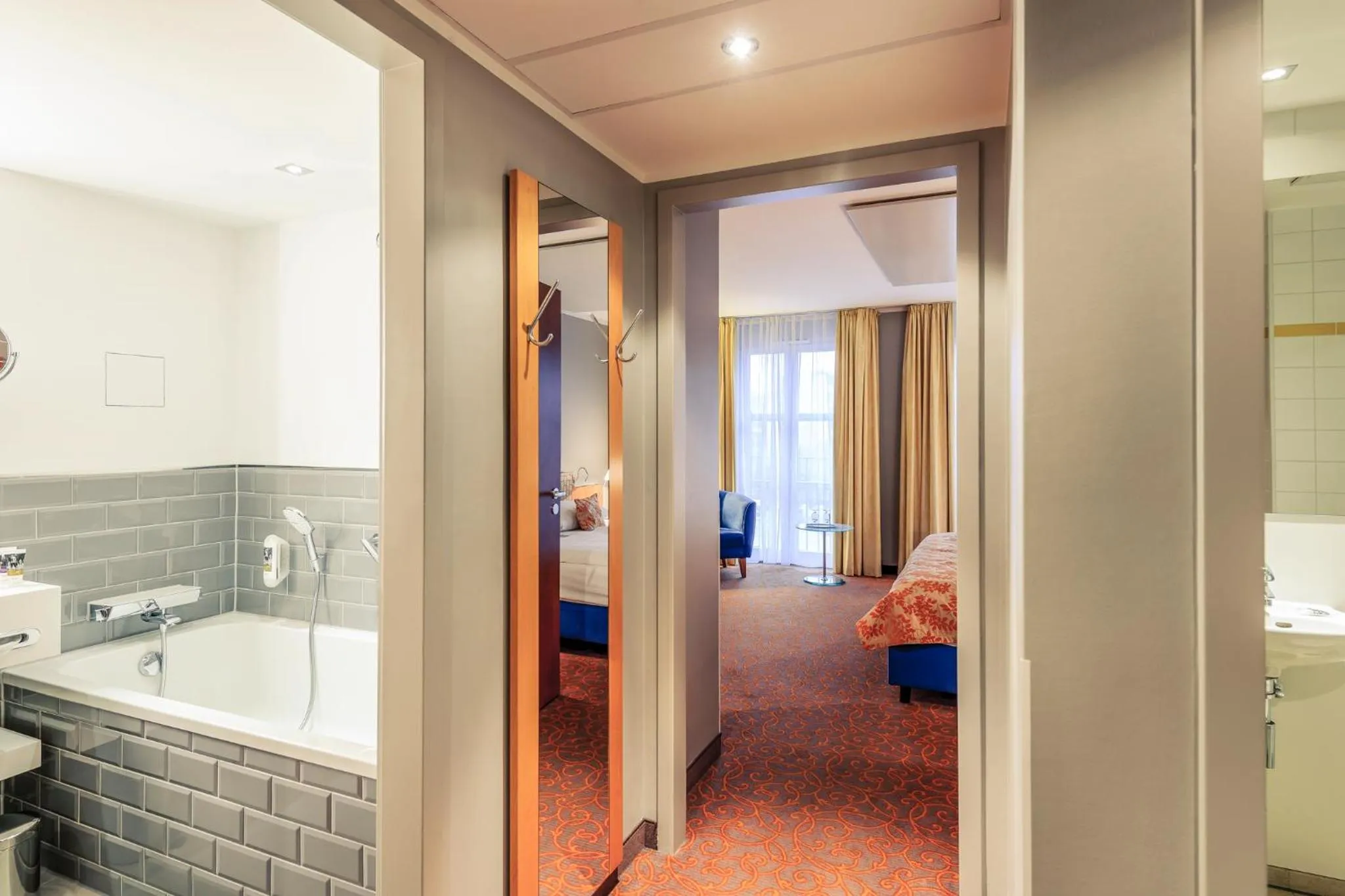 Bathroom, Bed in Mercure Hotel & Residenz Berlin Checkpoint Charlie