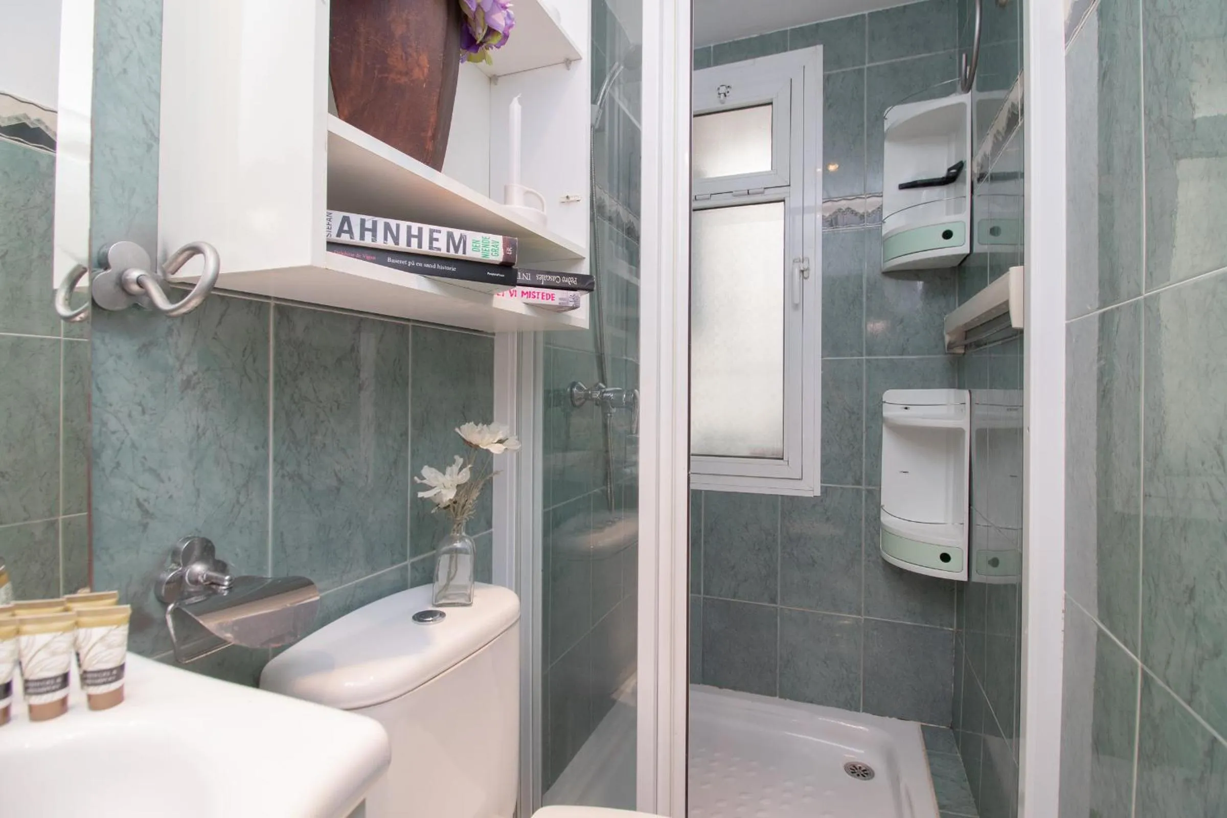 Shower in C52 - Seaside 2 Bedrooms By the Center