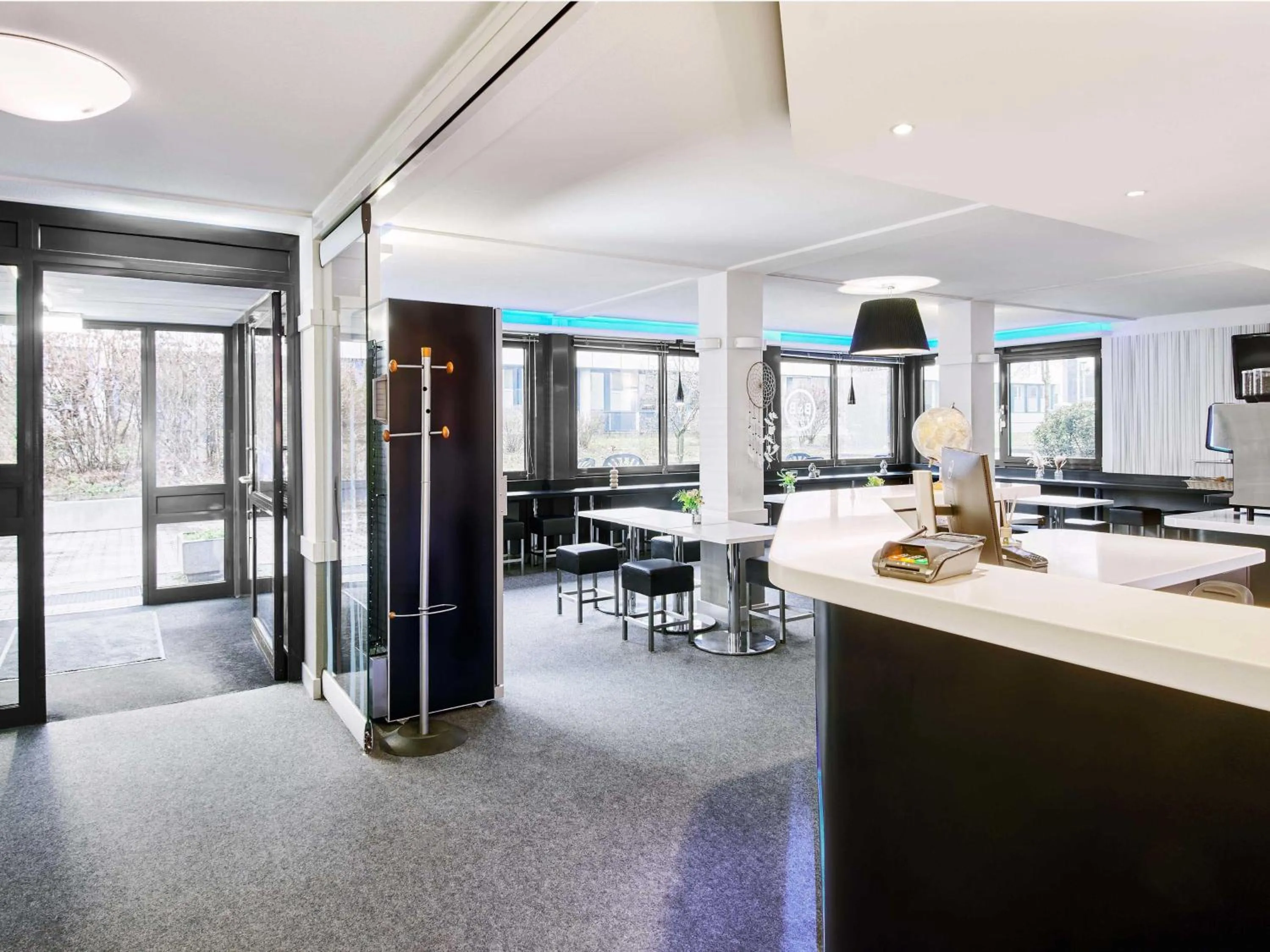 Lobby or reception in B&B HOTEL Wiesbaden-Ost