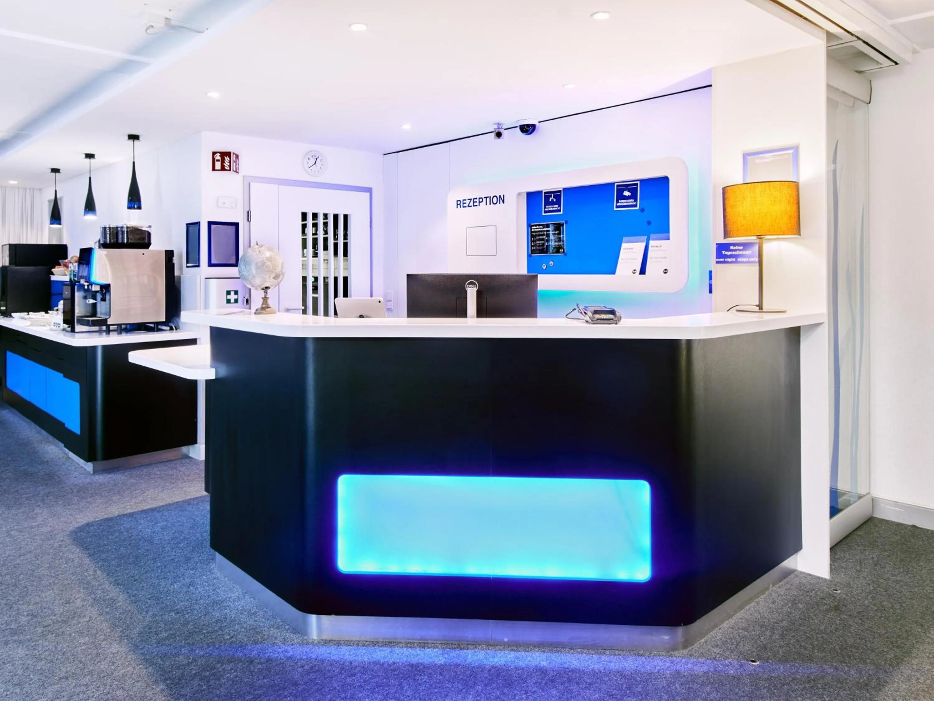 Lobby or reception in ibis budget Wiesbaden Nordenstadt