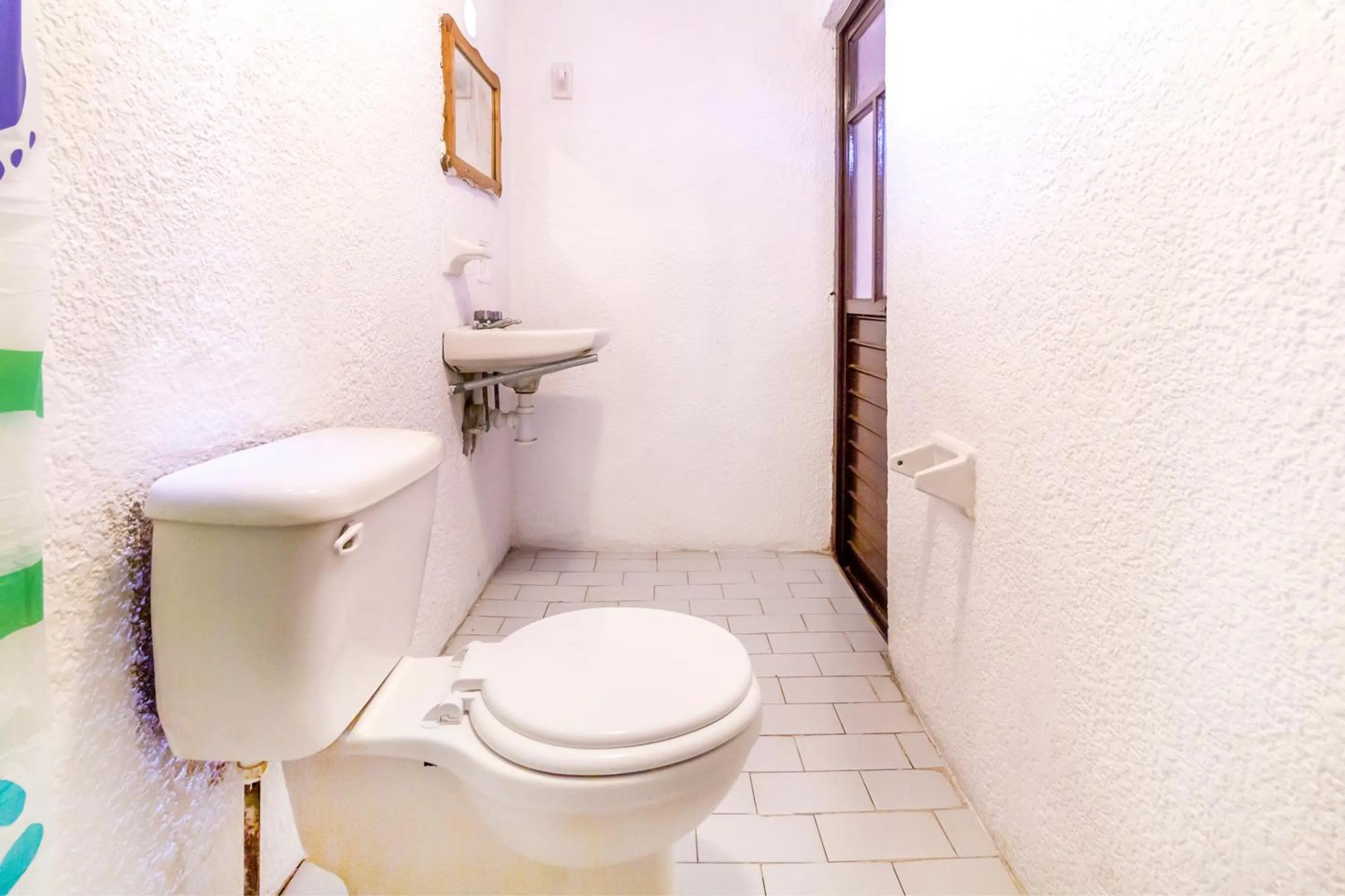 Bathroom in OYO Hotel La Luna, Templo de Santo Domingo de Guzmán