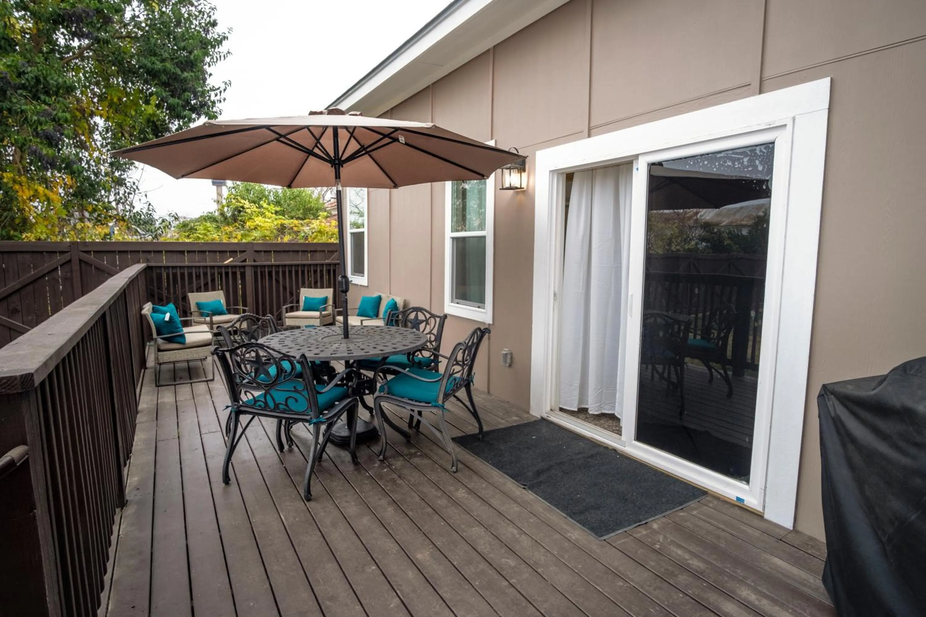 Balcony/Terrace in BRAND NEW Large Impressive House Near Downtown!