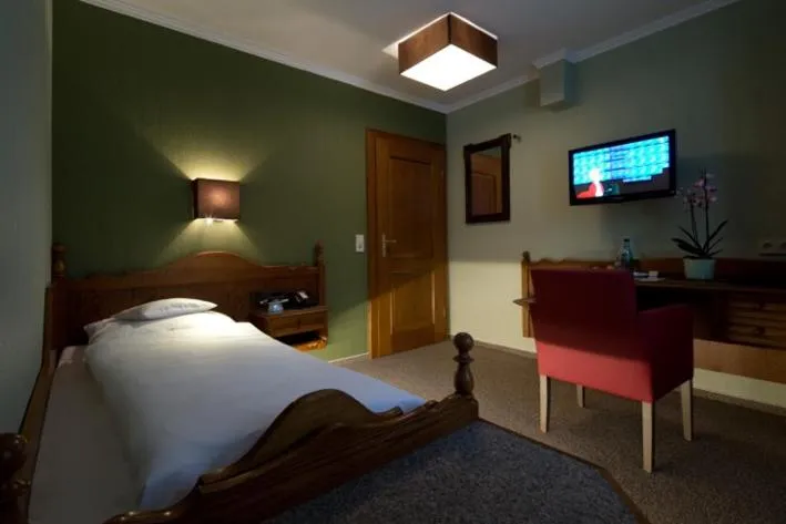 Photo of the whole room, Bed in Hotel und Weinhaus Zum Krug