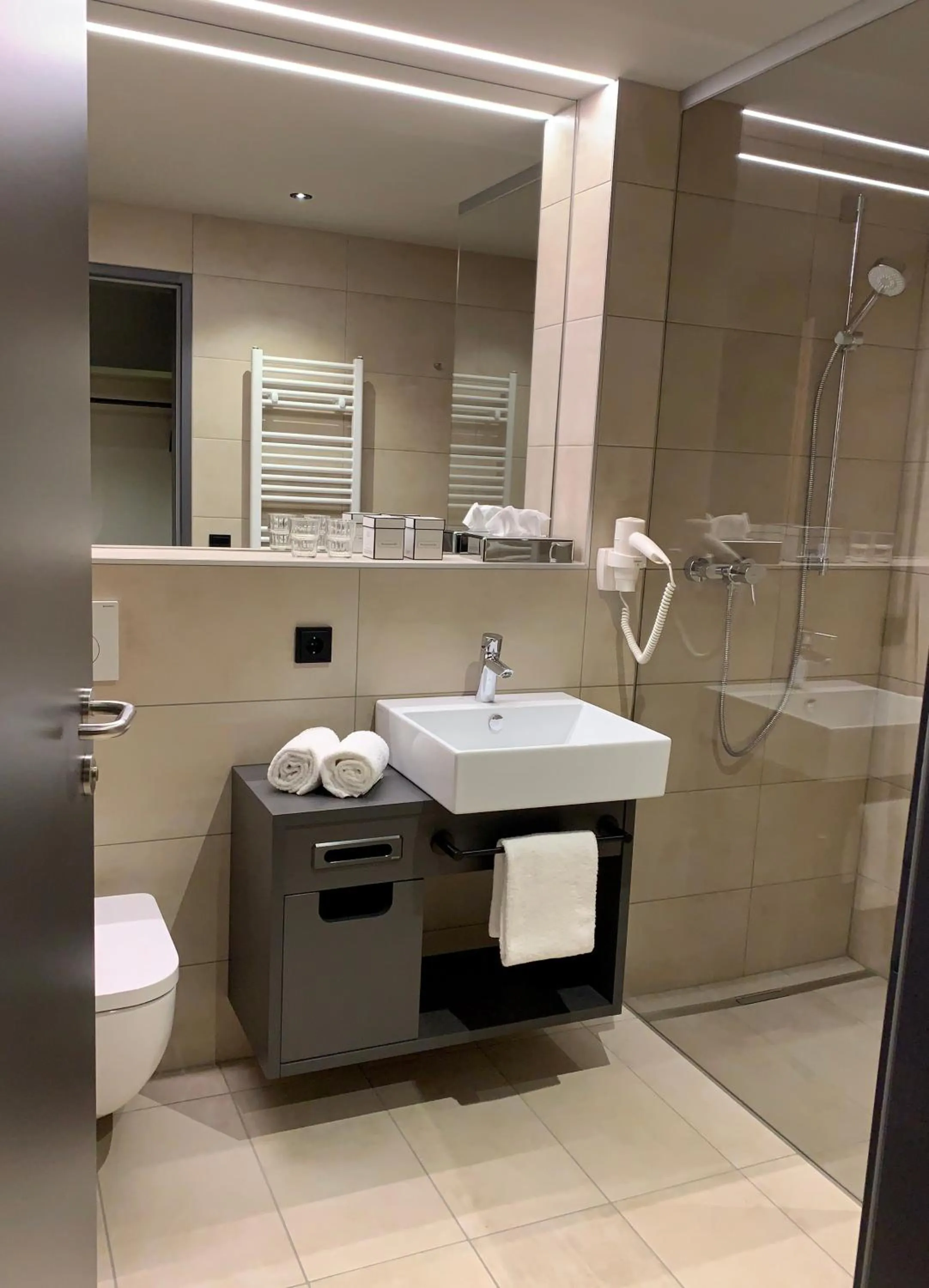 Bathroom in JUFA Hotel Laterns - Klangholzhus