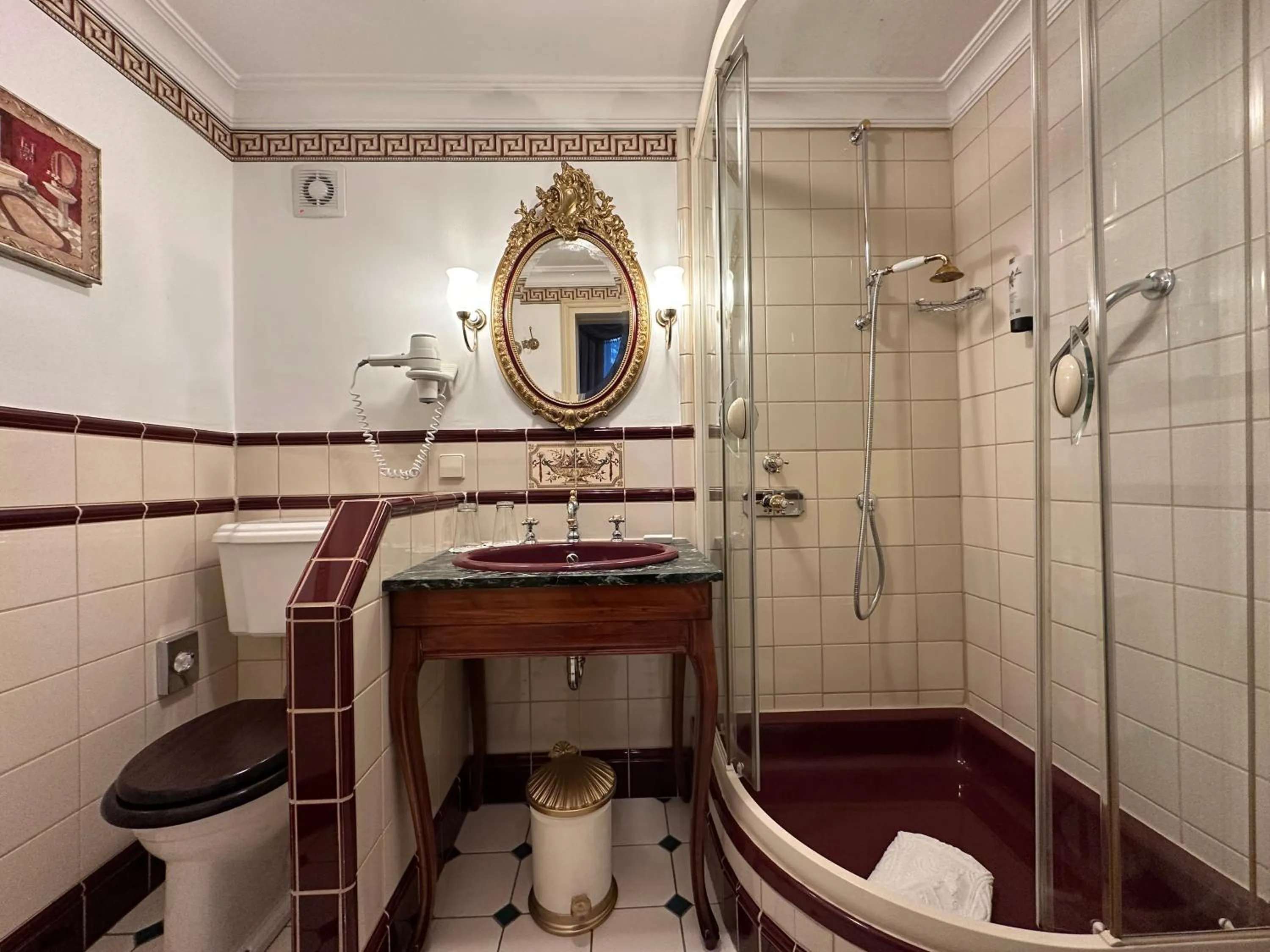 Shower in Hotel Belle Epoque