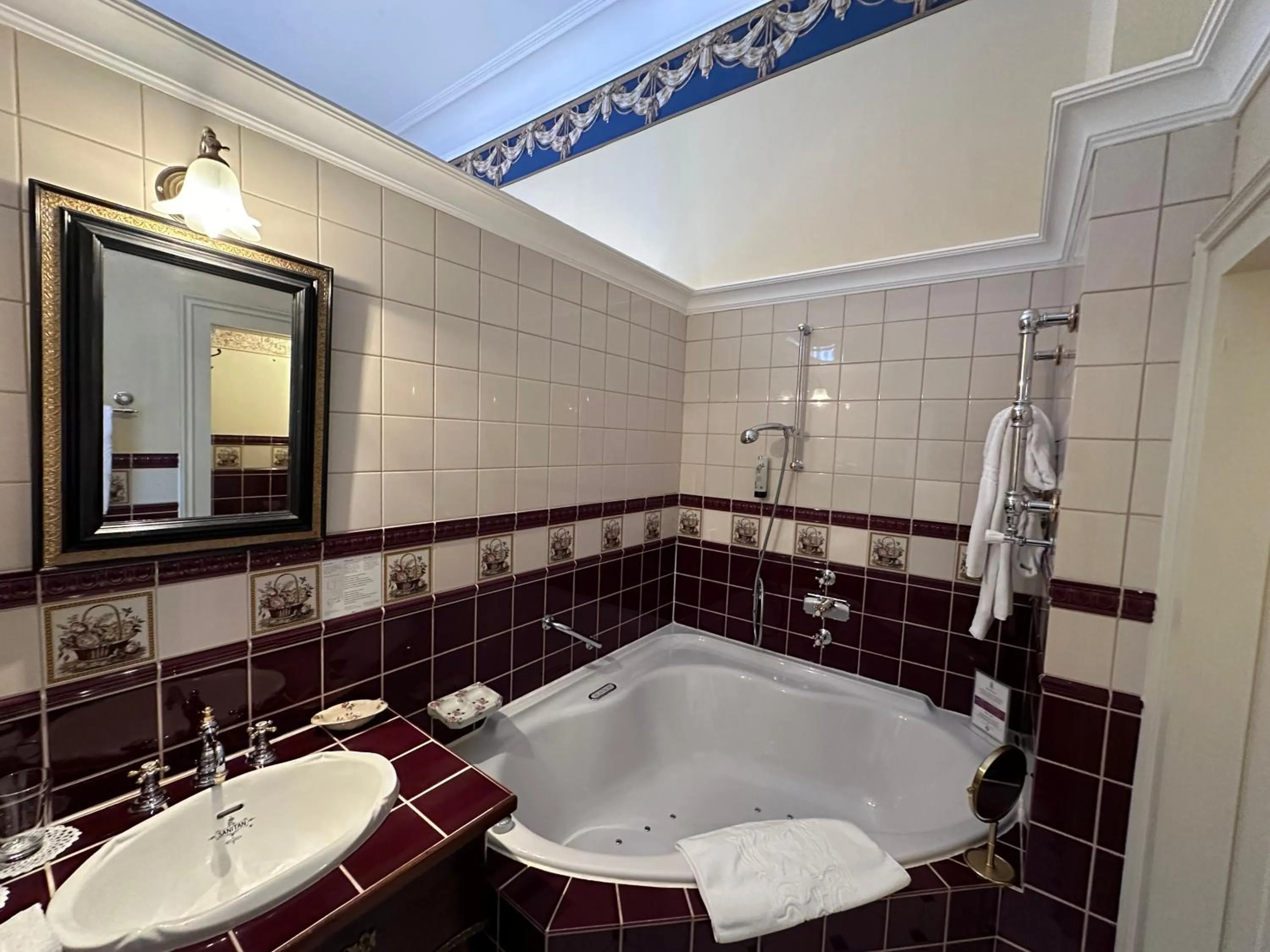 Hot Tub in Hotel Belle Epoque