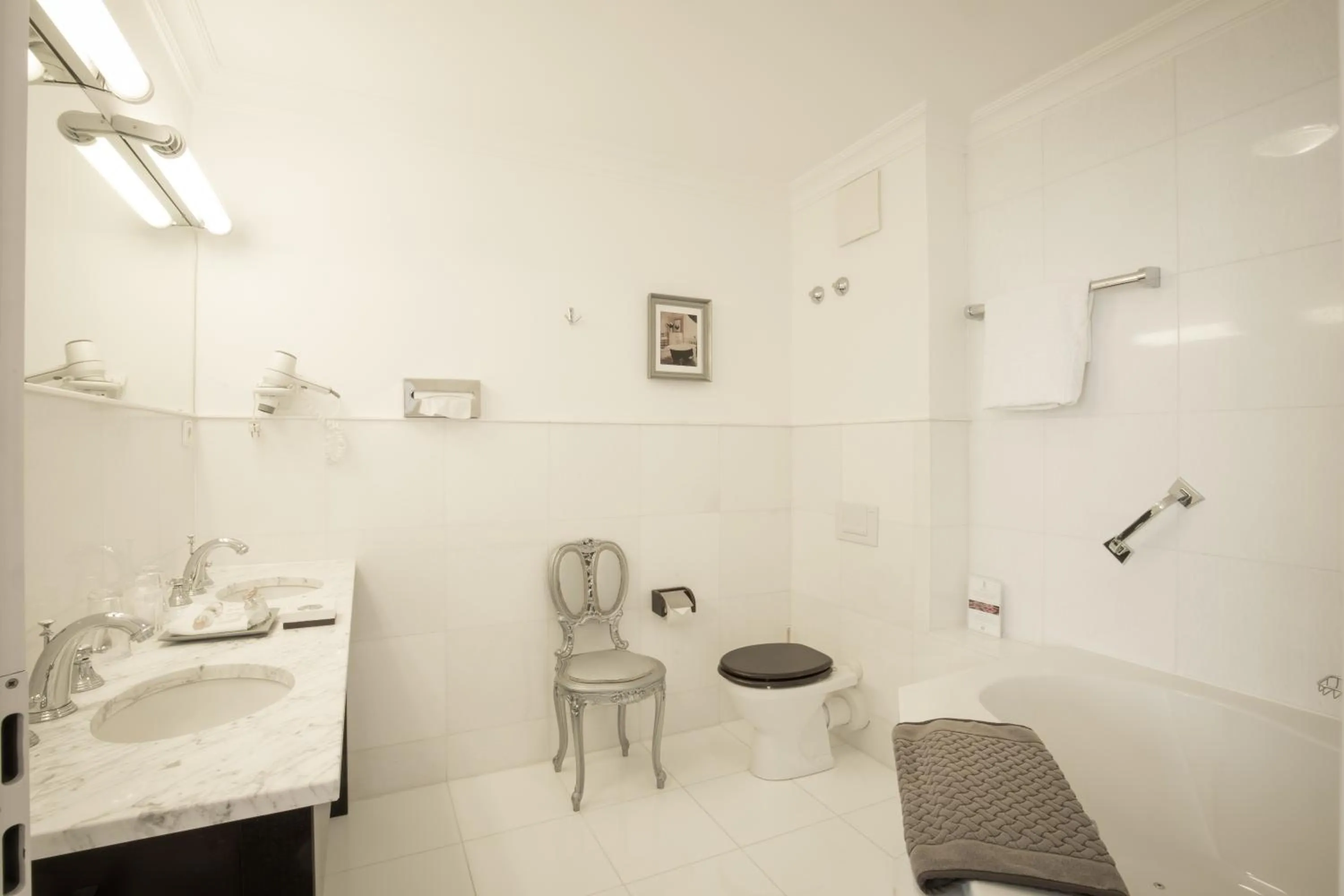 Toilet in Hotel Belle Epoque