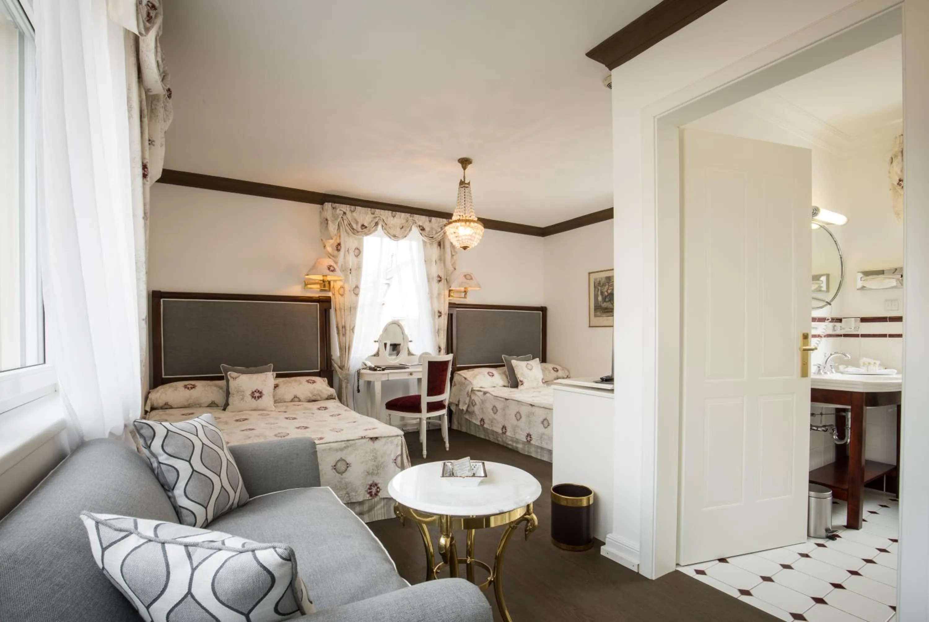 Photo of the whole room, Bed in Hotel Belle Epoque