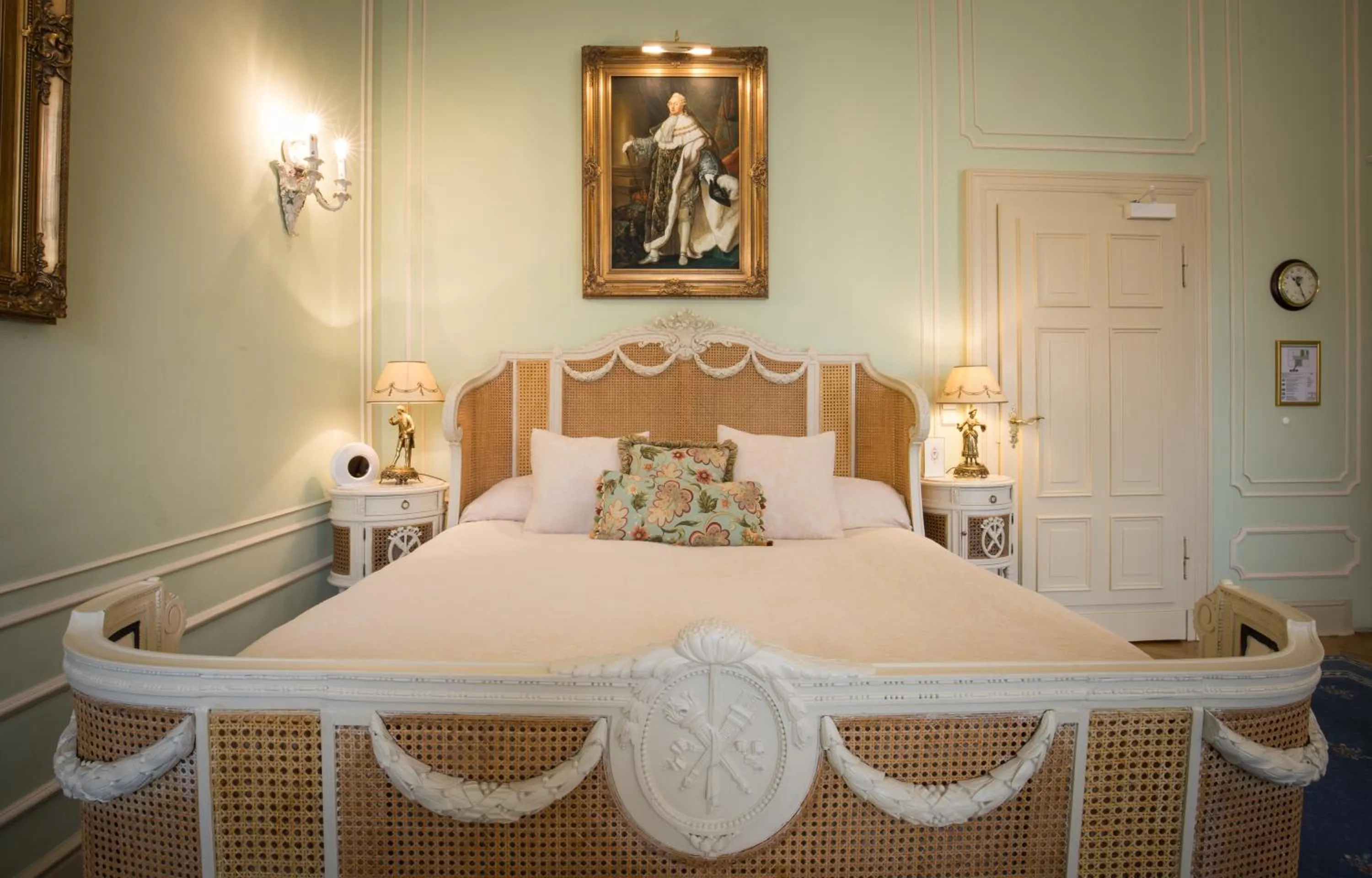 Bed in Hotel Belle Epoque
