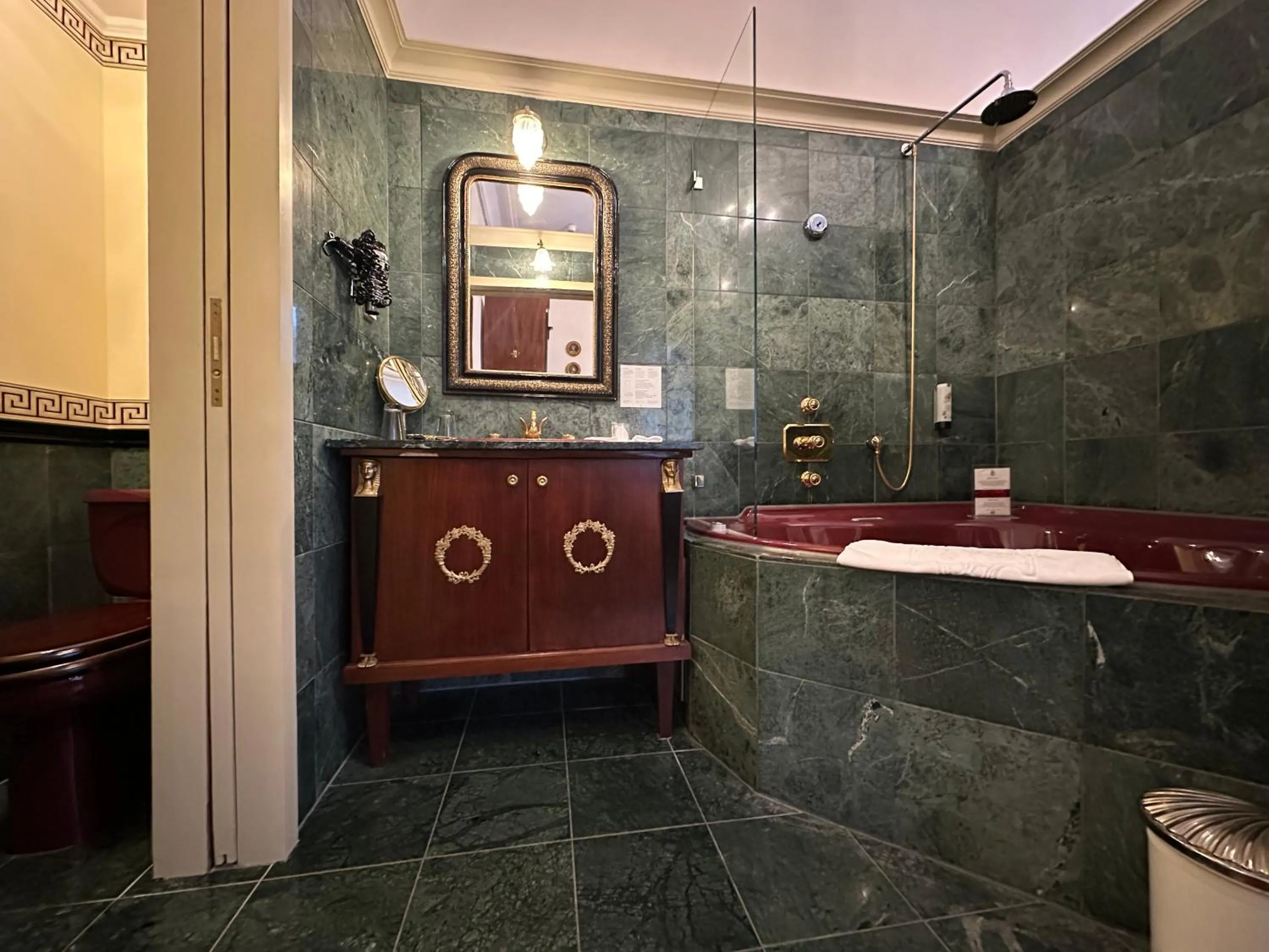 Toilet in Hotel Belle Epoque