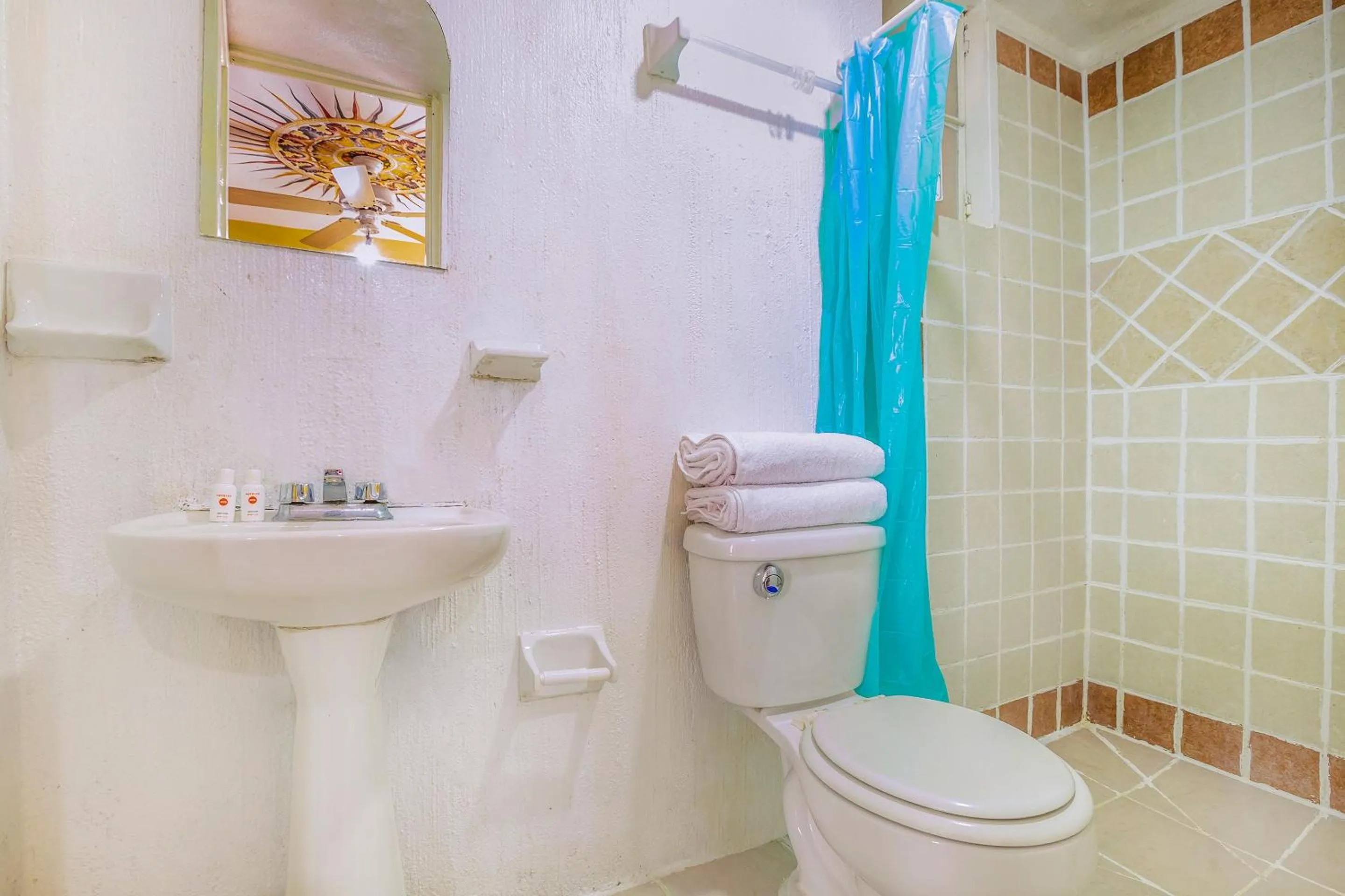 Bathroom in OYO Hotel Rey David, Oaxaca