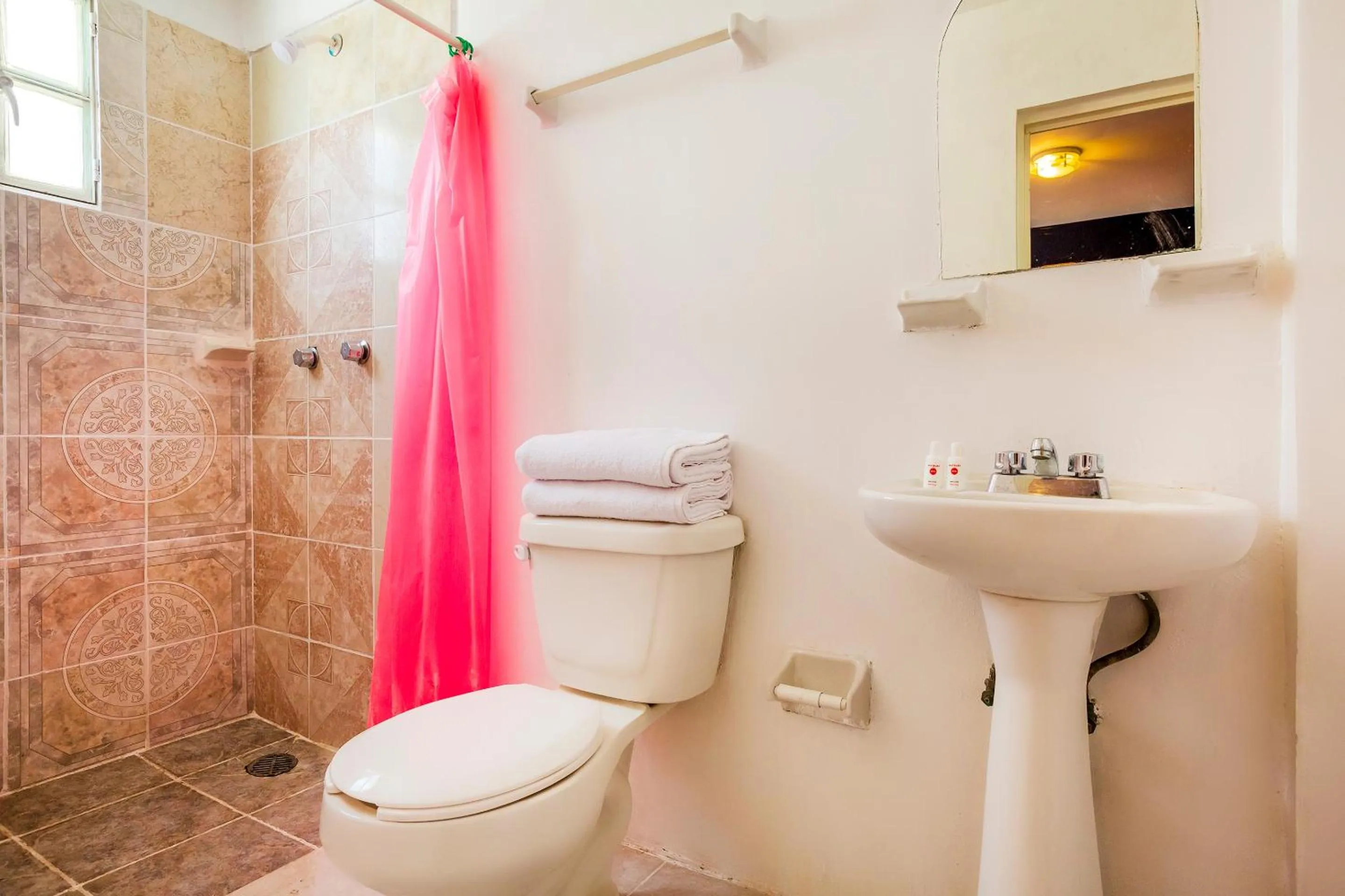 Bathroom in OYO Hotel Rey David, Oaxaca