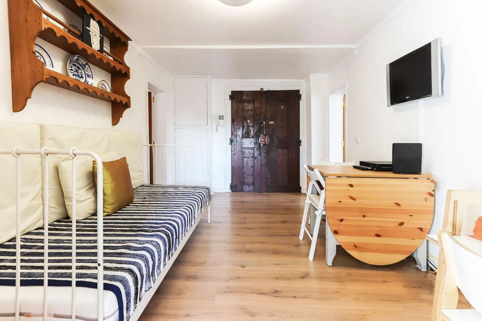 Other, Bed in Downtown Experience by Homing