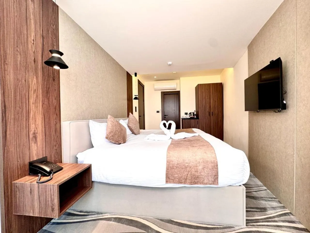 Bedroom, Bed in New MerryLand Hotel