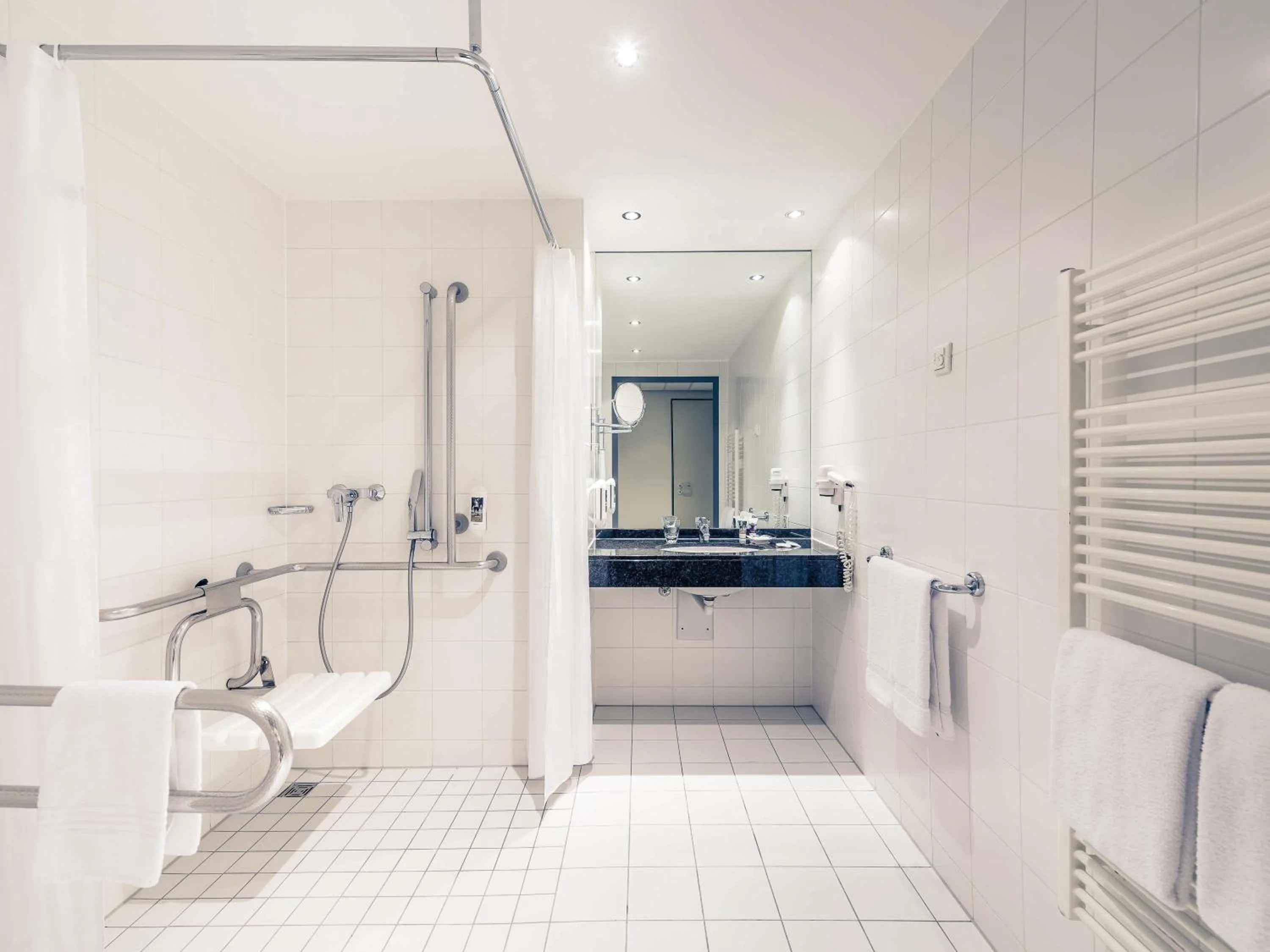 Bedroom in Mercure Hotel Düsseldorf City Nord