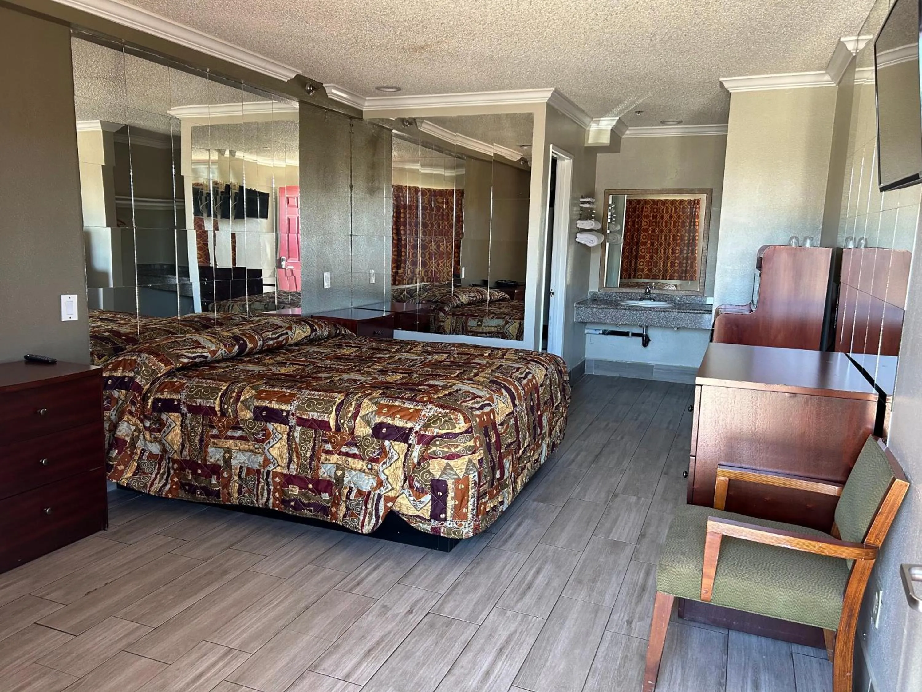 Bedroom in Heritage inn and suites