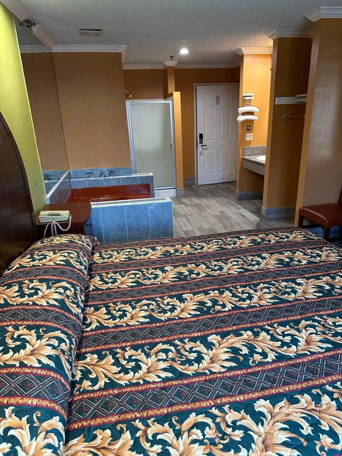 Bedroom in Heritage inn and suites