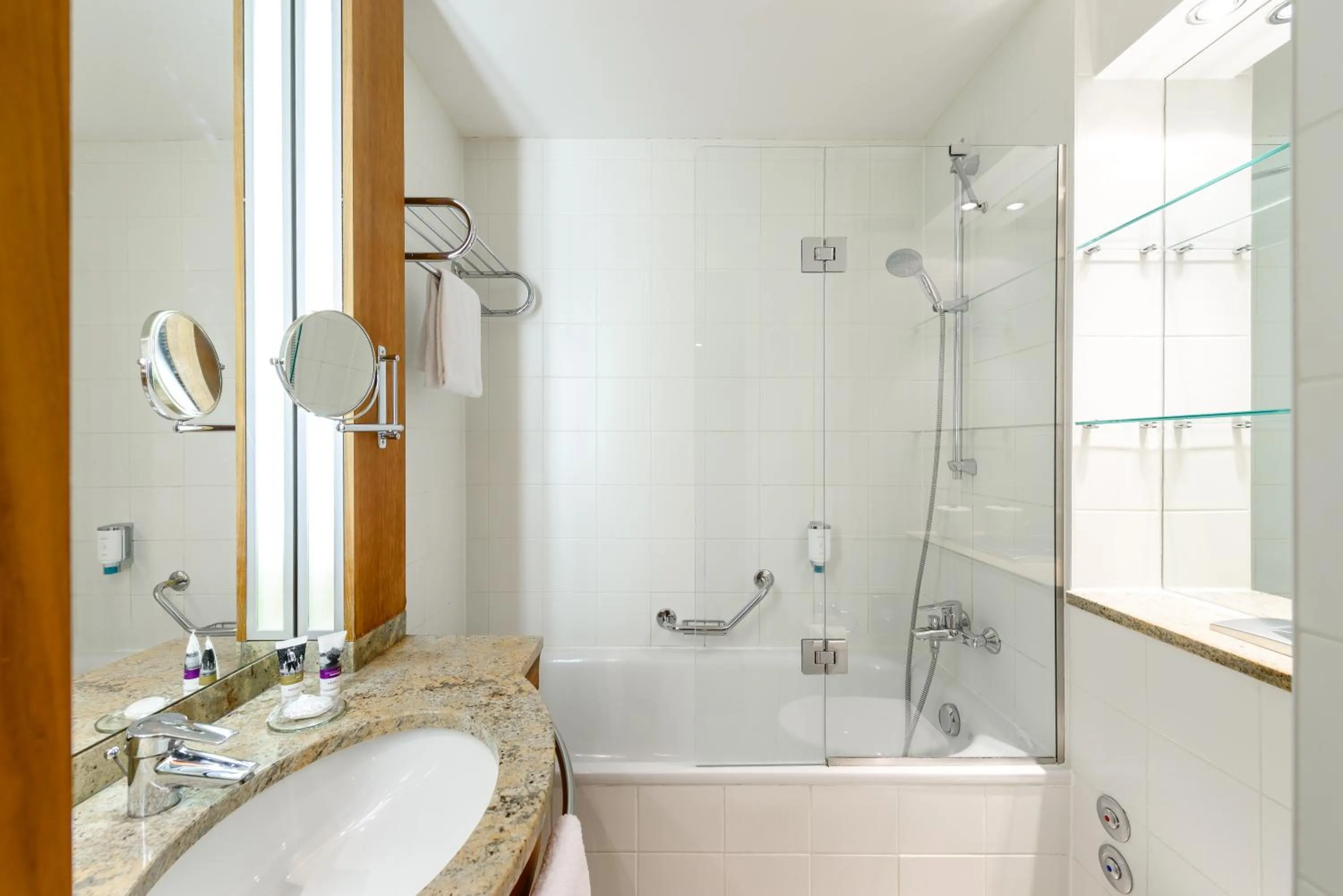 Bathroom in Mercure Hotel München Airport Freising