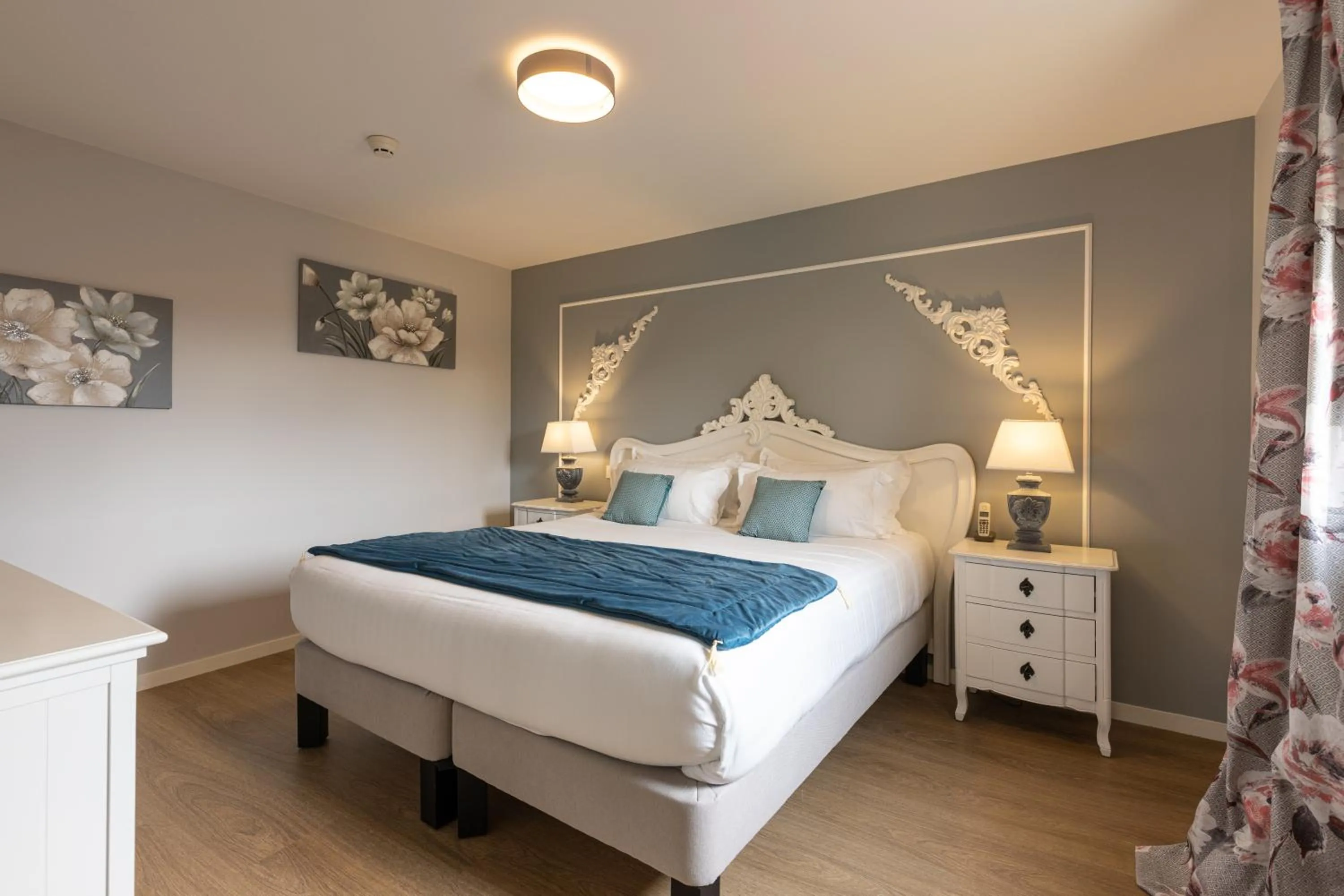 Bed in Hôtel-Restaurant des Augustins