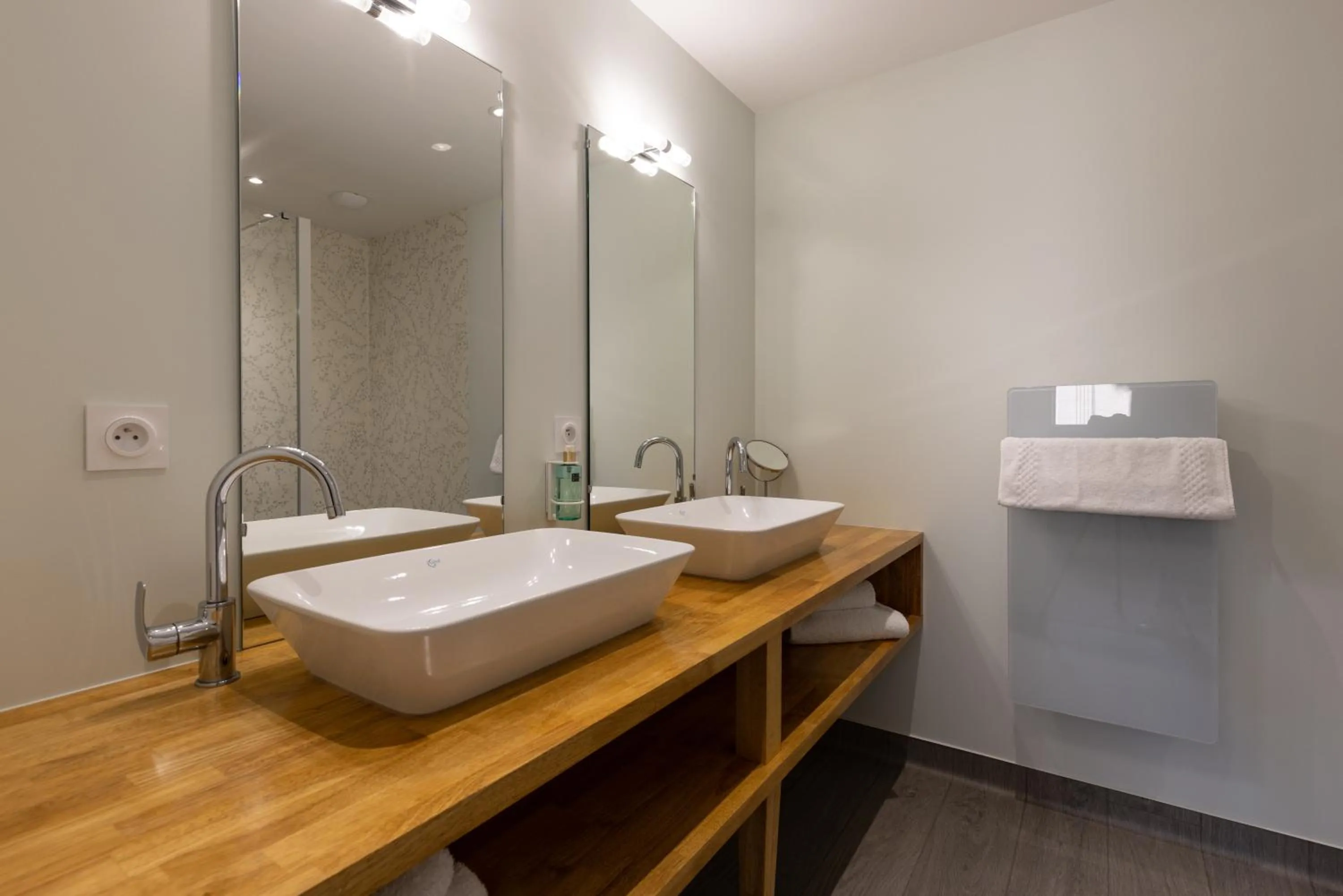Bathroom in Hôtel-Restaurant des Augustins