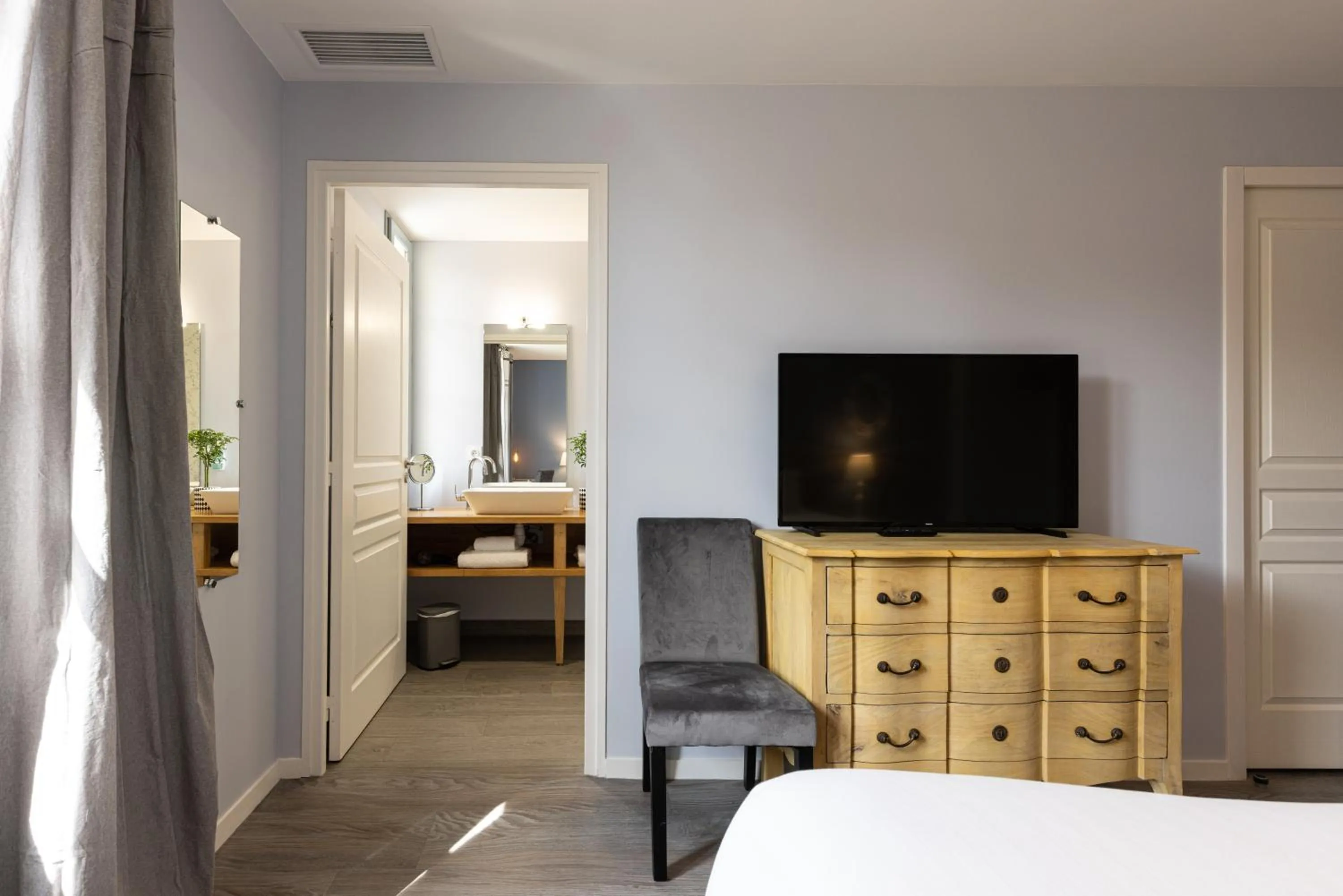 TV and multimedia, Bed in Hôtel-Restaurant des Augustins