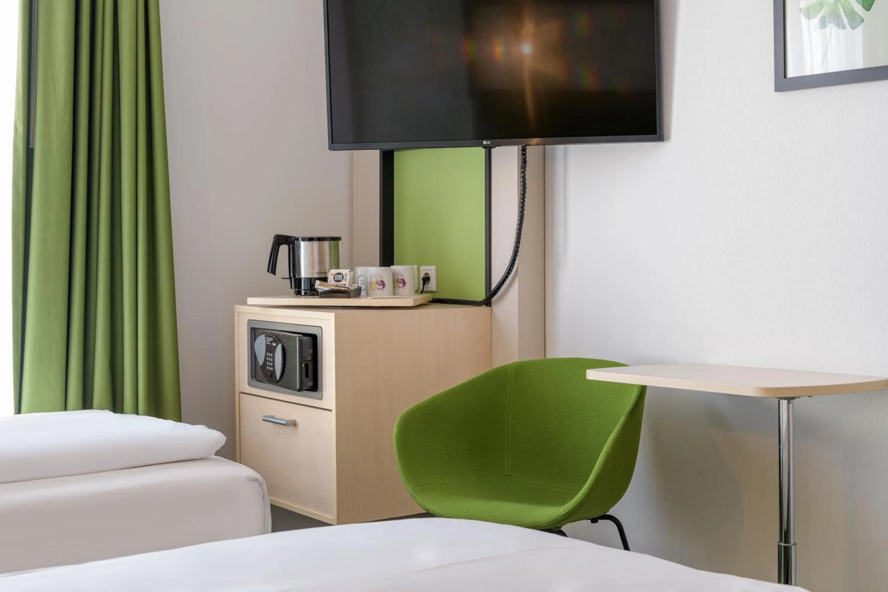 TV and multimedia, Bed in Mercure Hotel Hannover Mitte