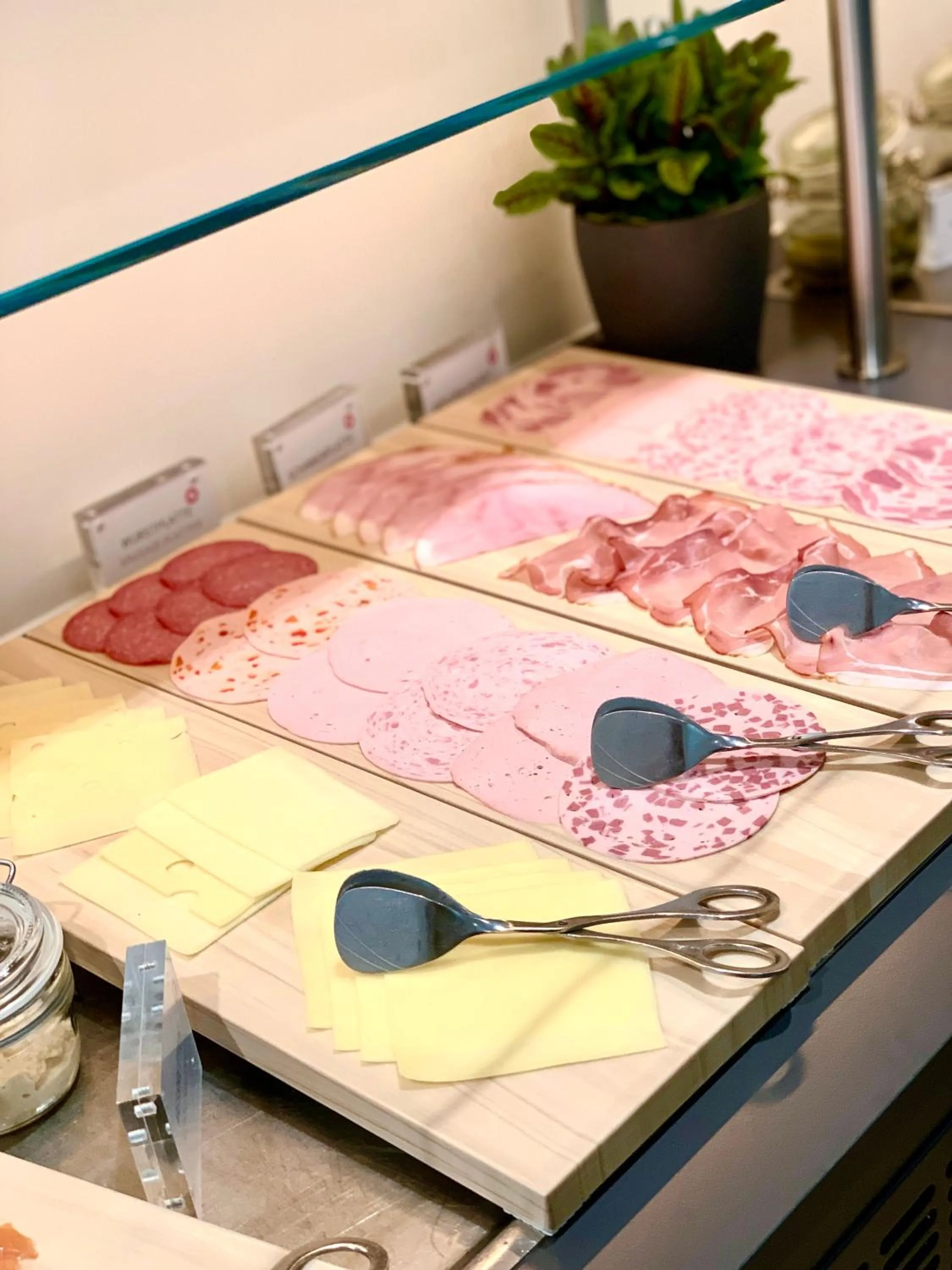 Buffet breakfast, Bed in SCOTTY & EMILY Hotel Ulm